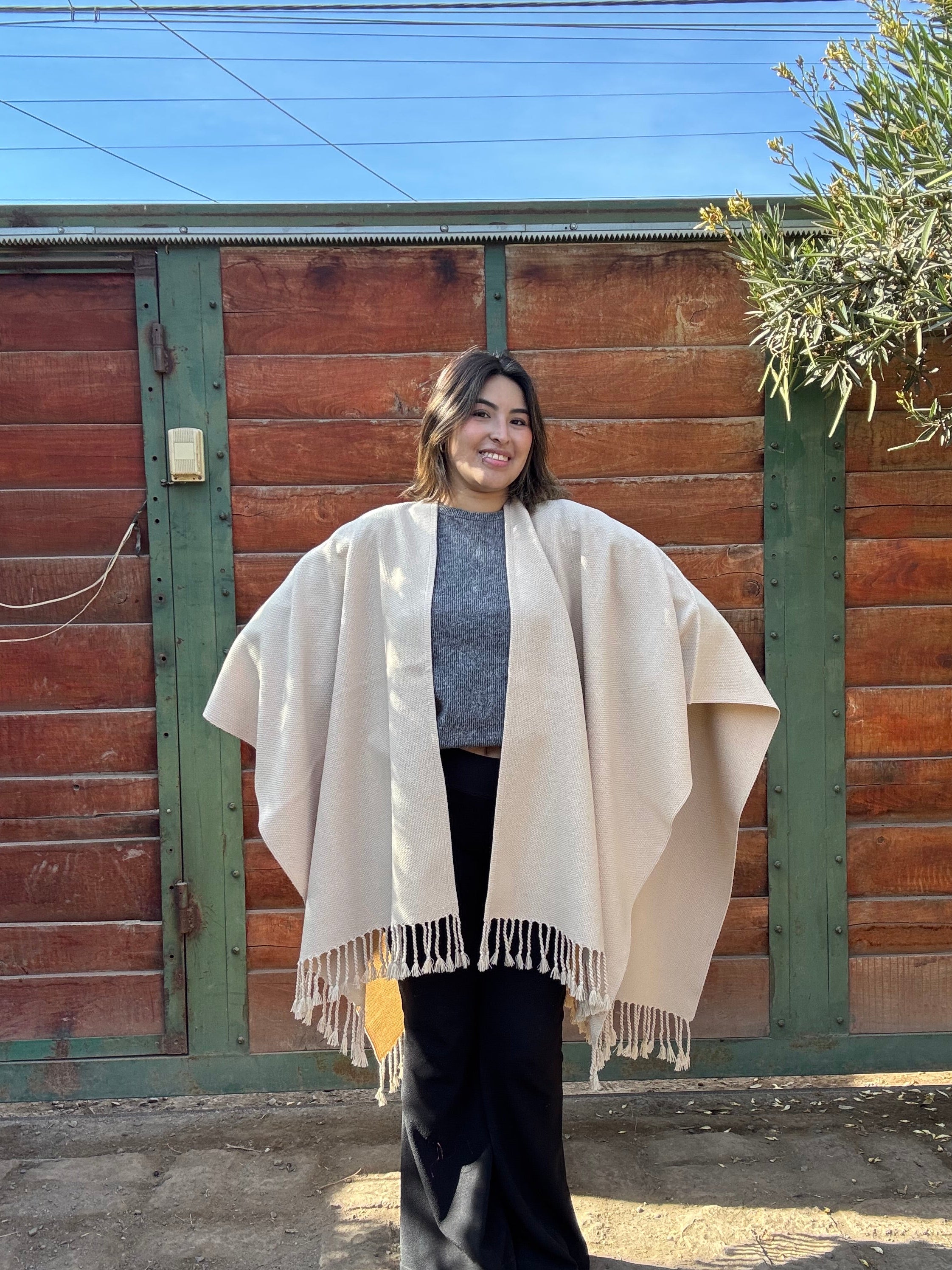Ruana Beige Arena con Flecos Tejida a Telar