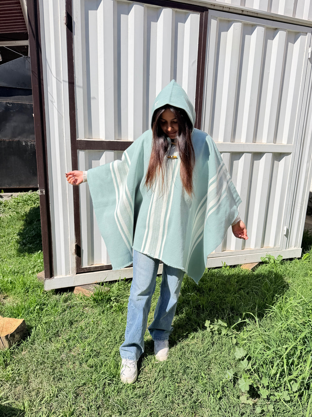 Poncho Menta 1.50mt Diseño Peinecillo Crudo y Capucha