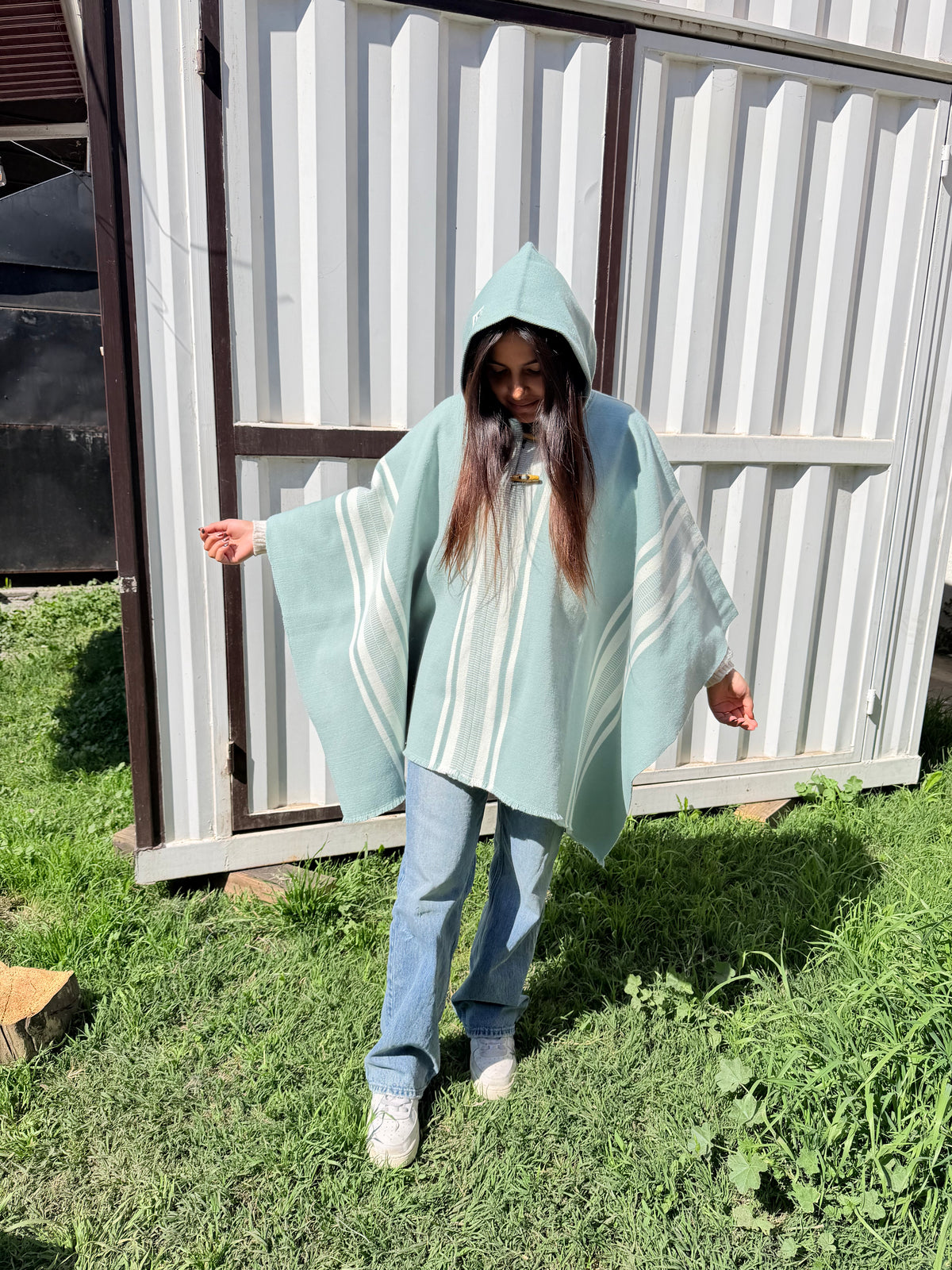 Poncho Menta 1.50mt Diseño Peinecillo Crudo y Capucha