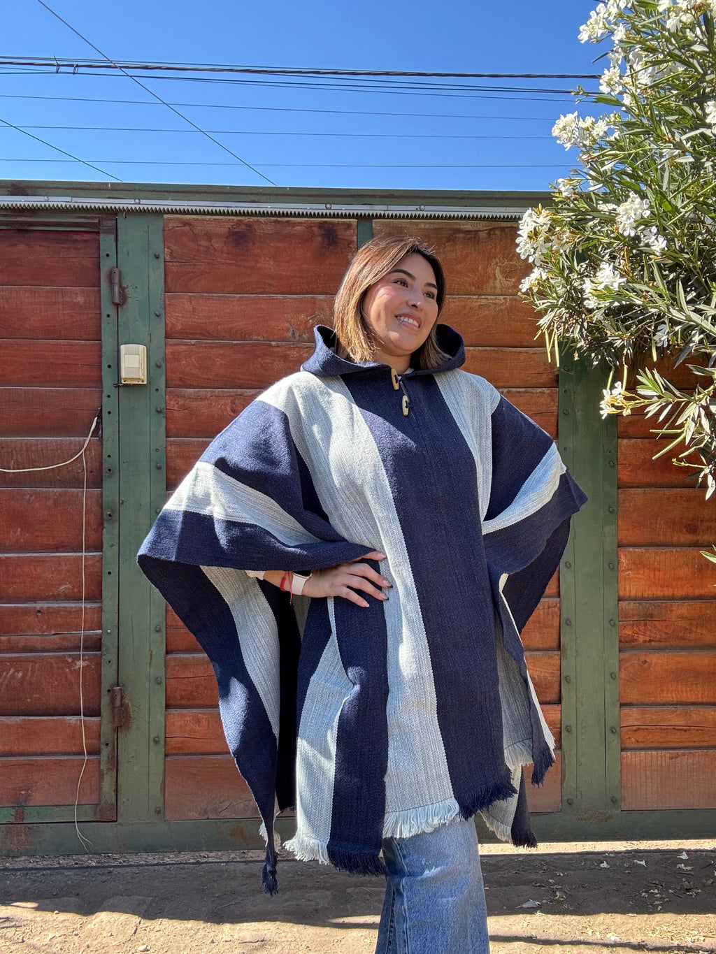 Poncho de Huaso Azul con Capucha