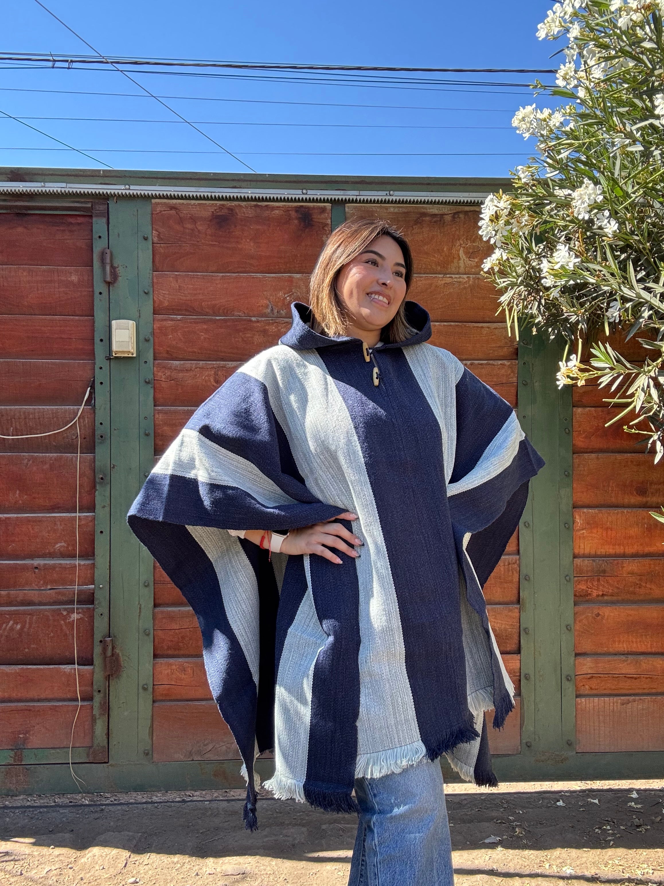 Poncho de Huaso Azul con Capucha