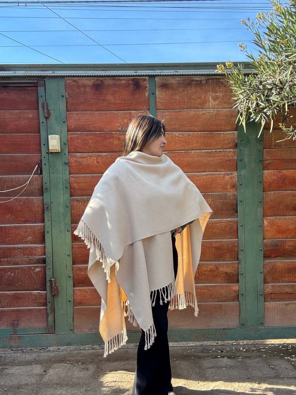 Ruana Beige Arena con Flecos Tejida a Telar