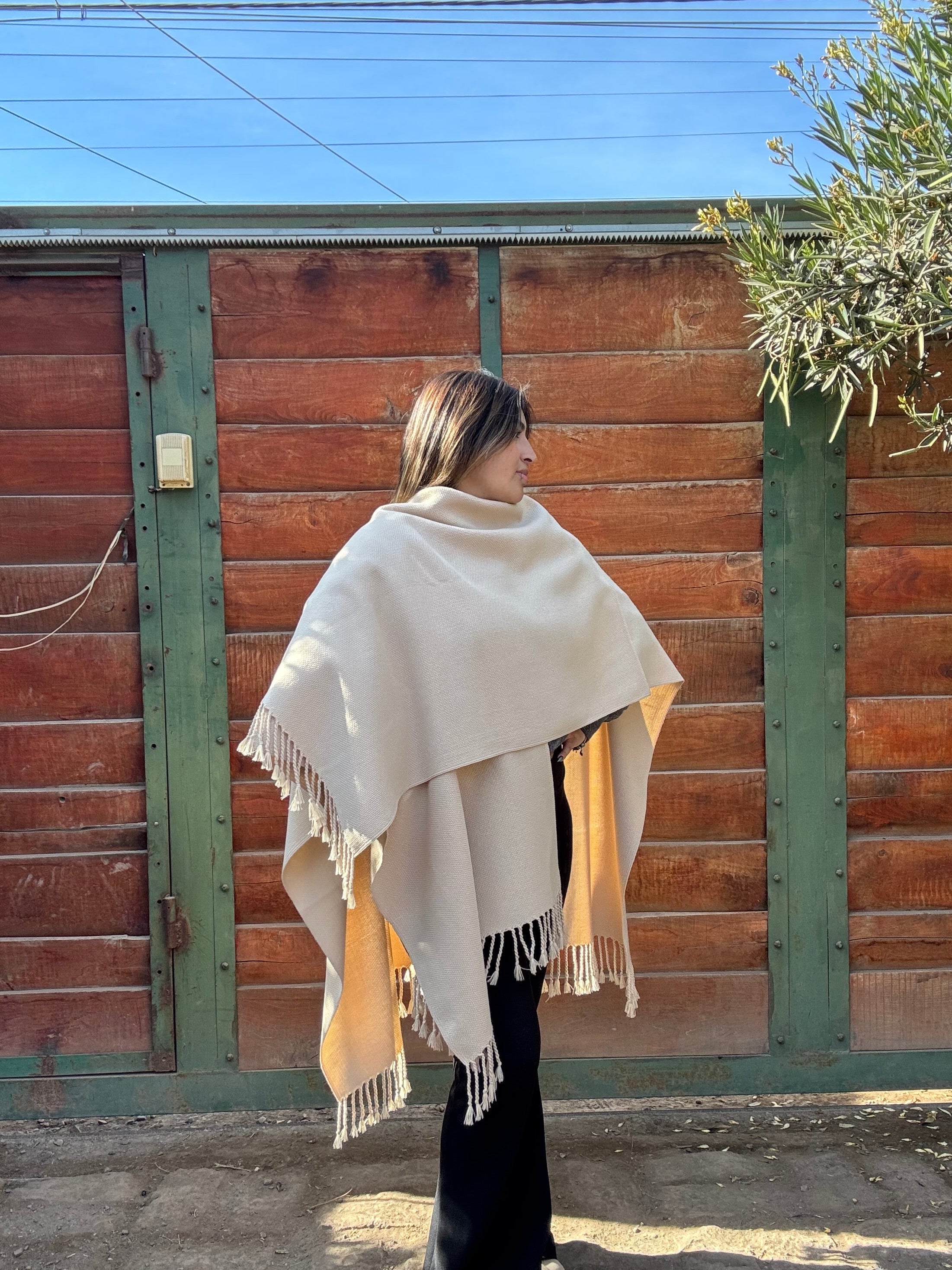 Ruana Beige Arena con Flecos Tejida a Telar