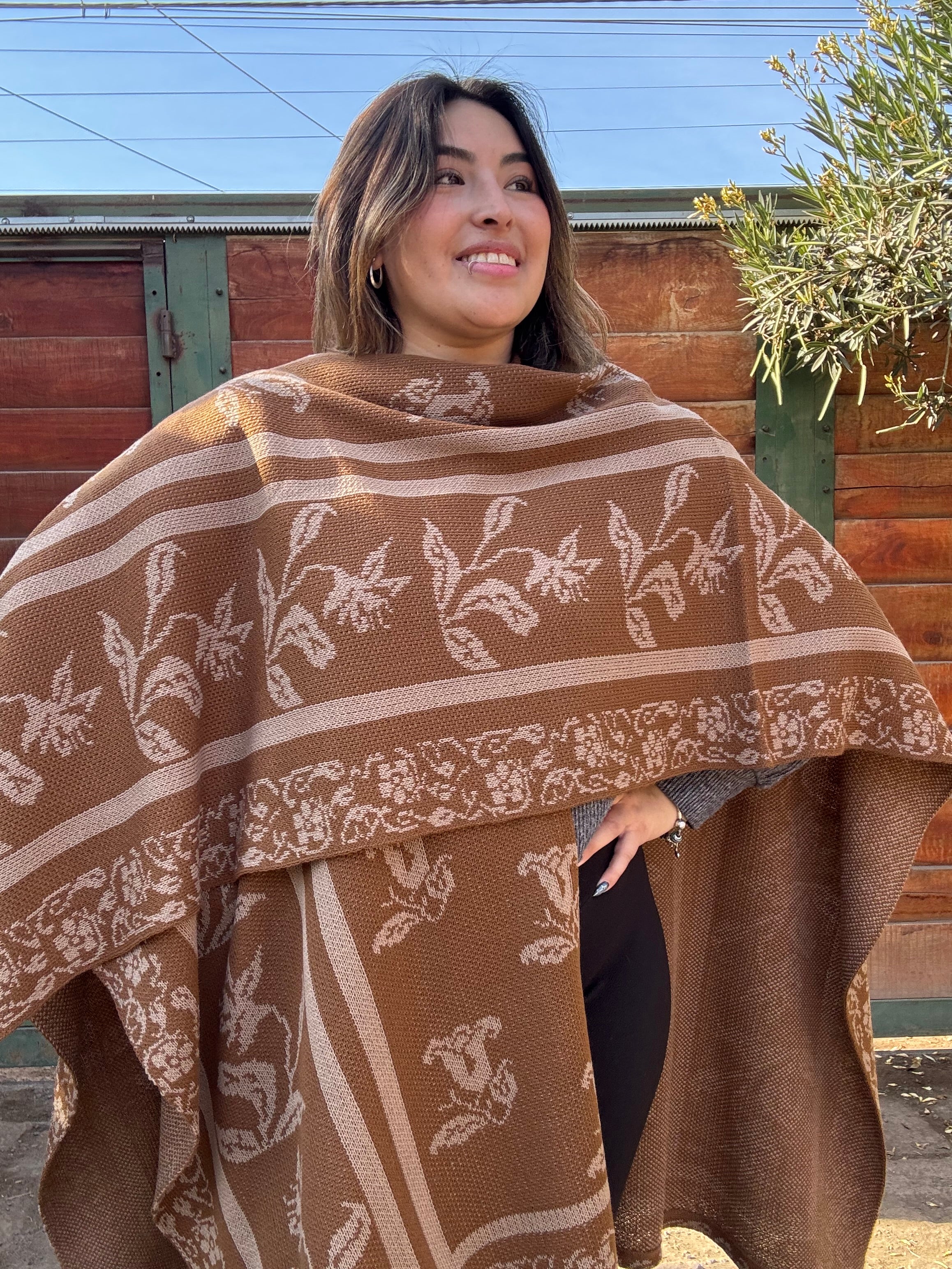 Ruana Café Diseño Copihues Beige