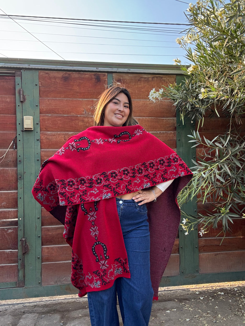 Ruana Roja Diseño Herraduras Negras