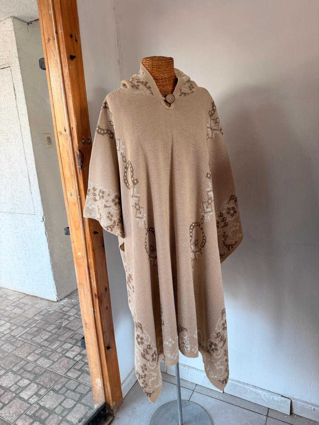 Poncho Ruanero Beige Arena Diseño Herraduras Taupe
