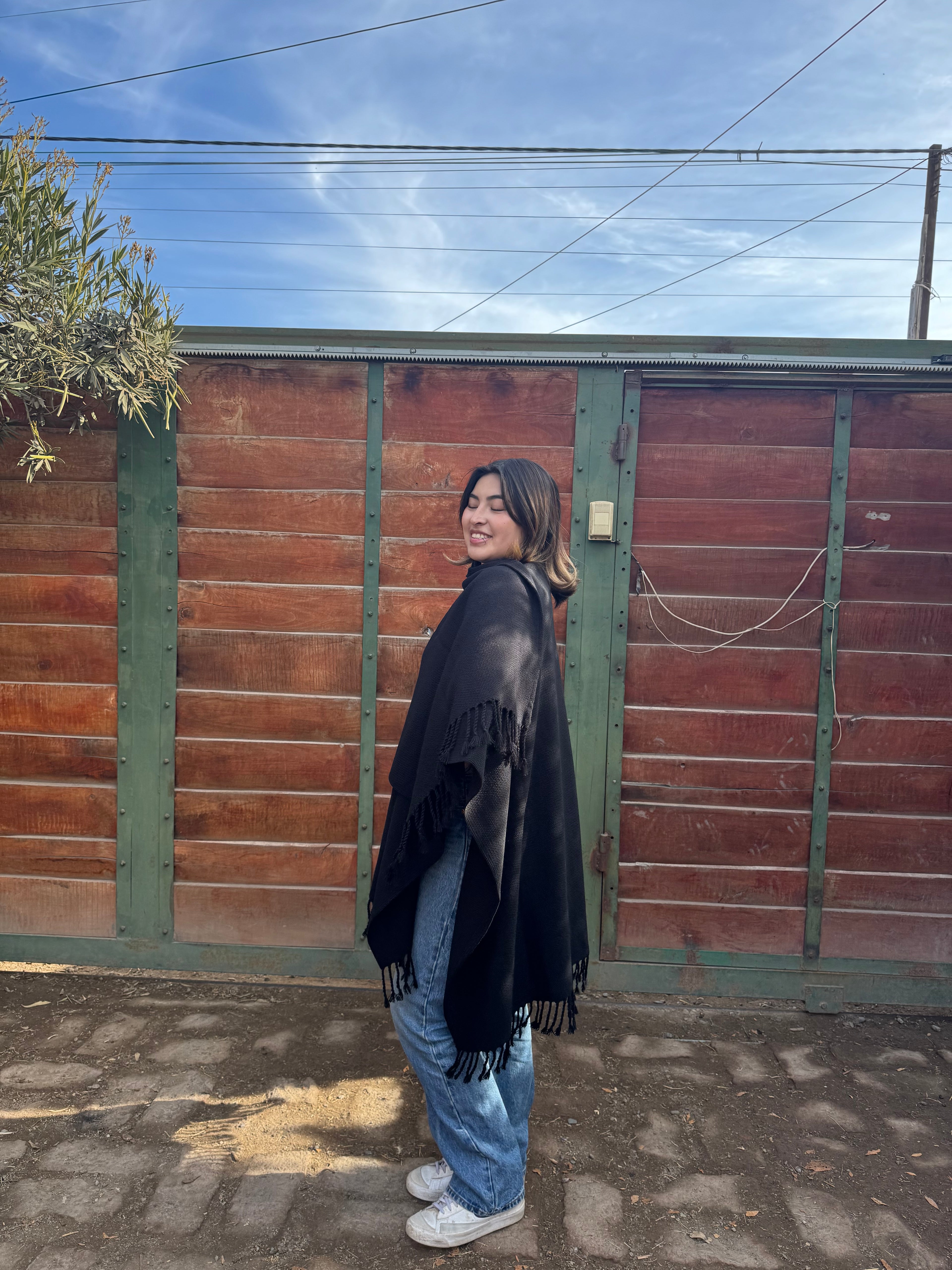 Ruana Negra con Flecos Tejida a Telar