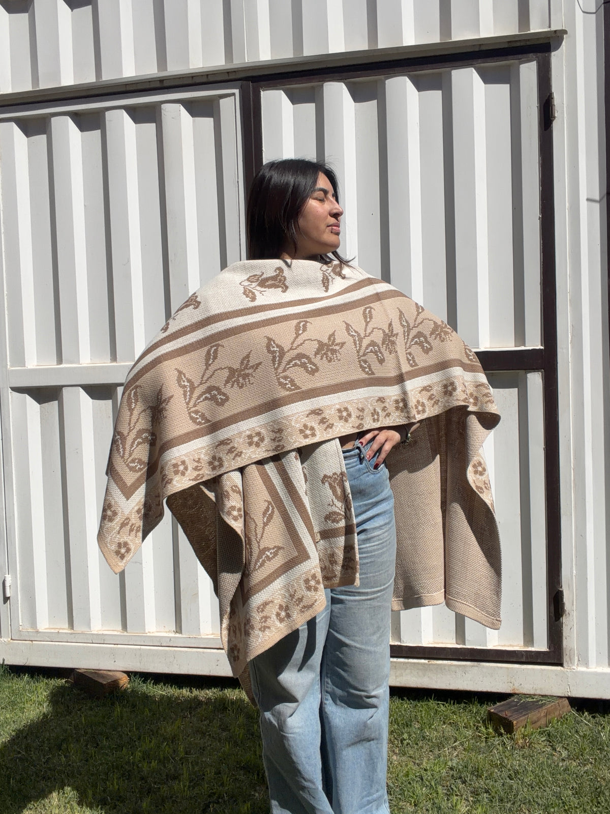 Ruana Beige-Crudo Diseños Típicos 3 Colores