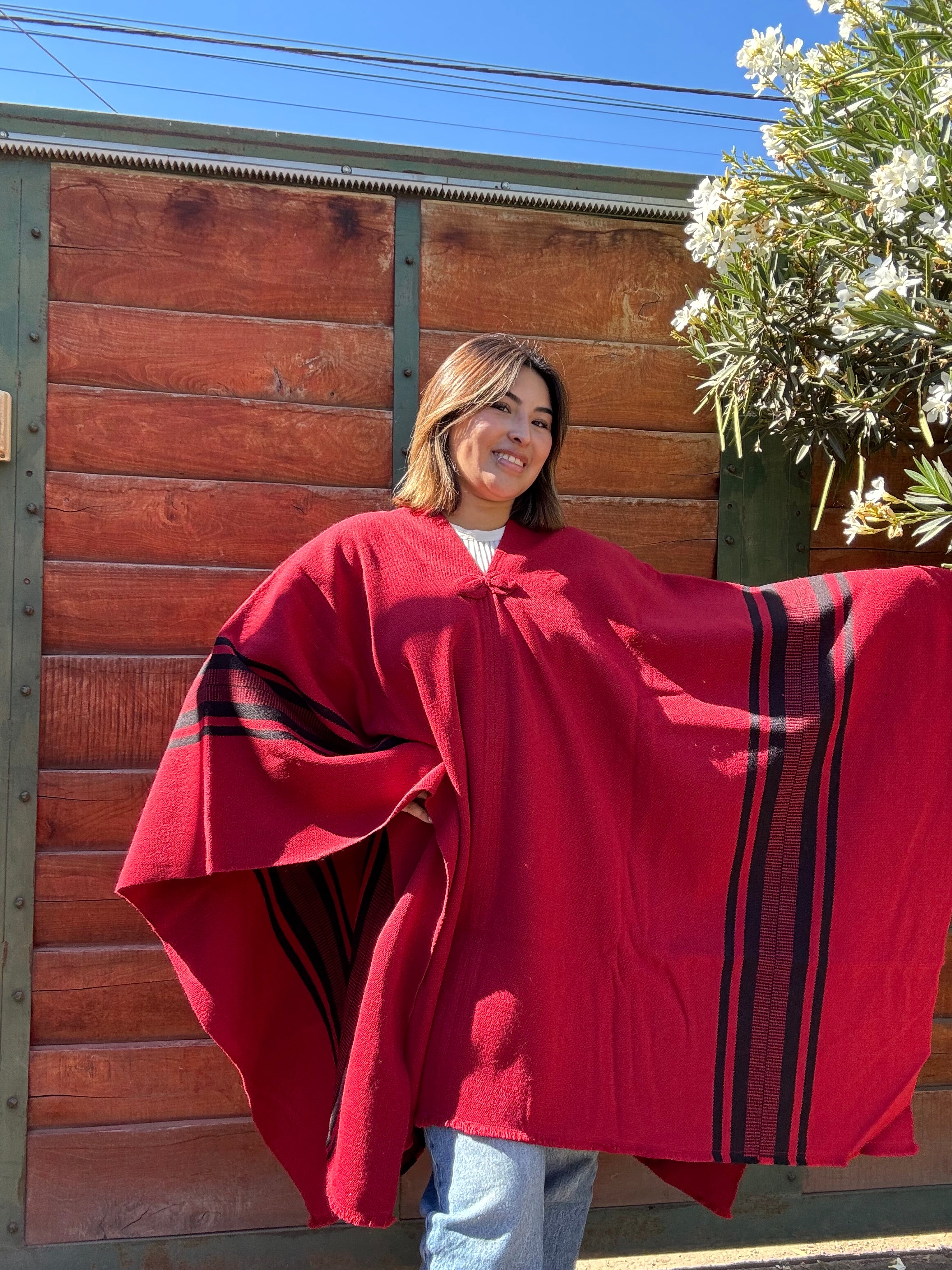 Poncho de Huaso Rojo con Franjas Negras