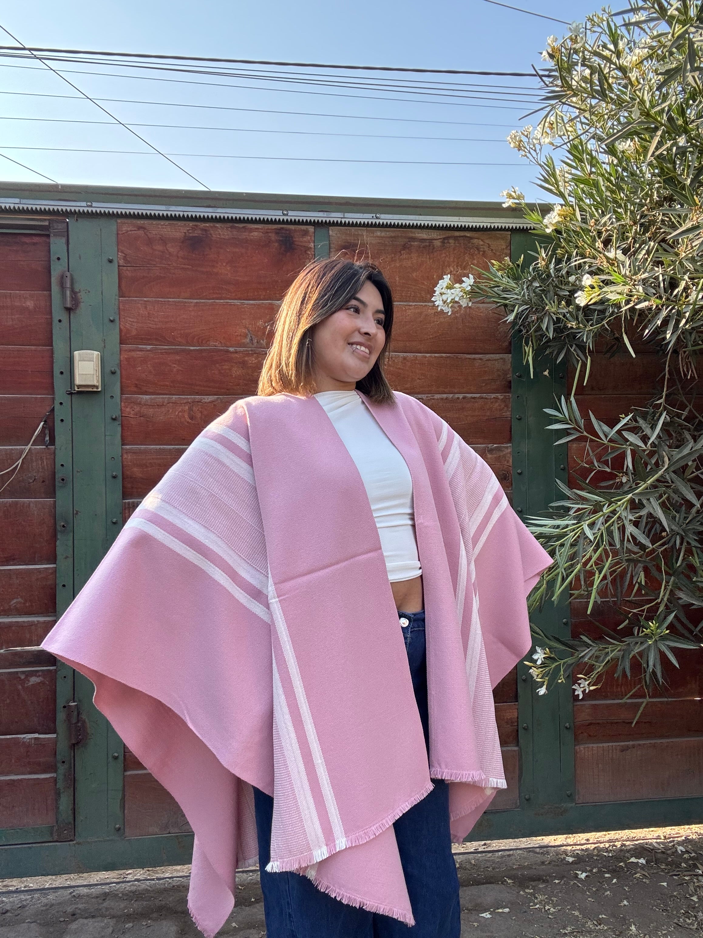 Ruana Rosa con Franjas Blancas Tejida a Telar