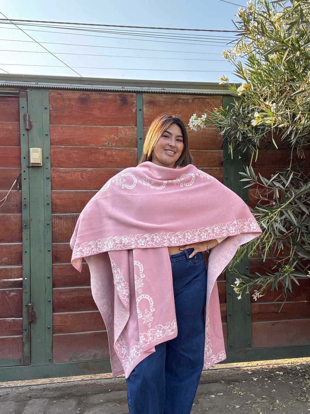 Ruana Rosada Diseño Herraduras Blancas