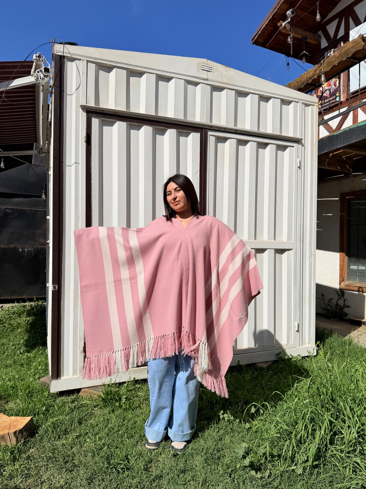 Poncho Liviano Rosado con Franjas Crudo y Flecos