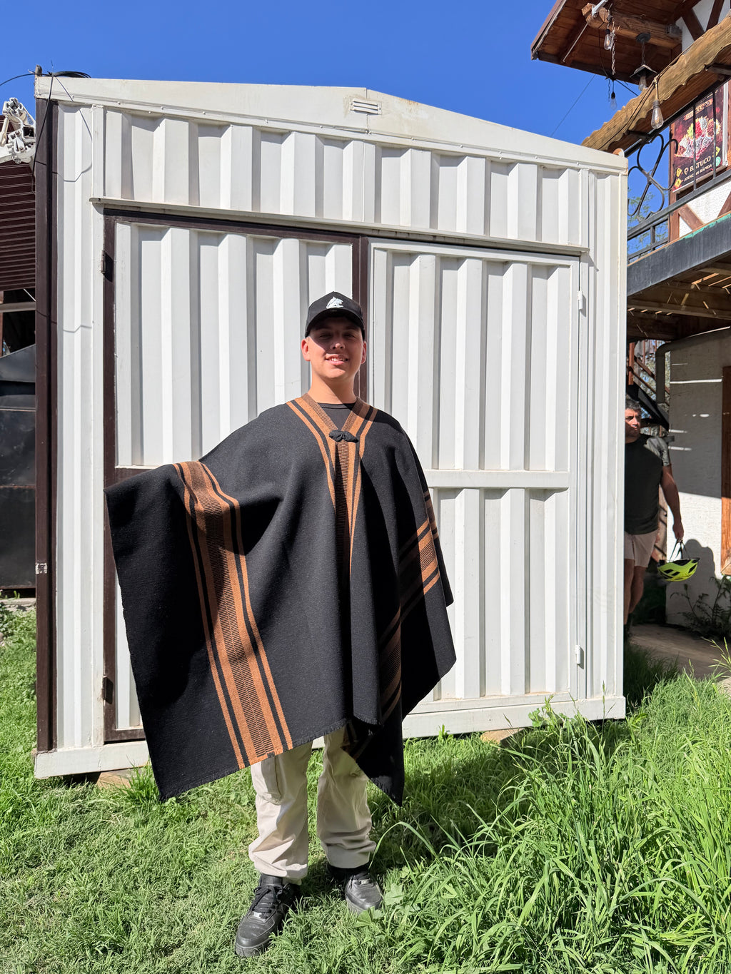 Poncho Negro con Peinecillo Vicuña