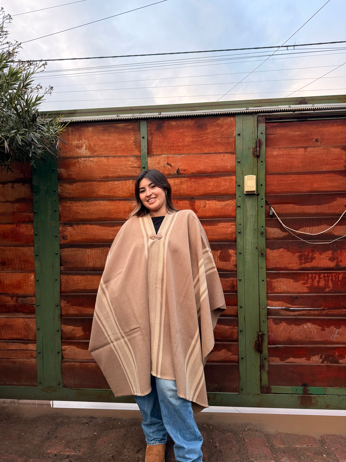 Poncho Visón con Peinecillo Beige