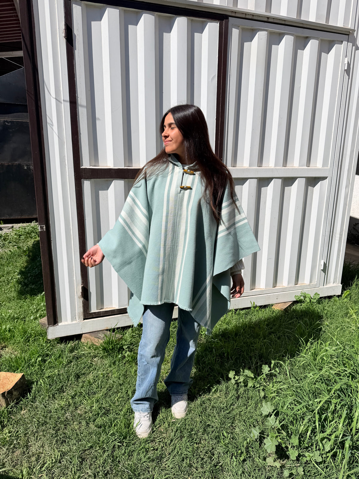 Poncho Menta 1.50mt Diseño Peinecillo Crudo y Capucha