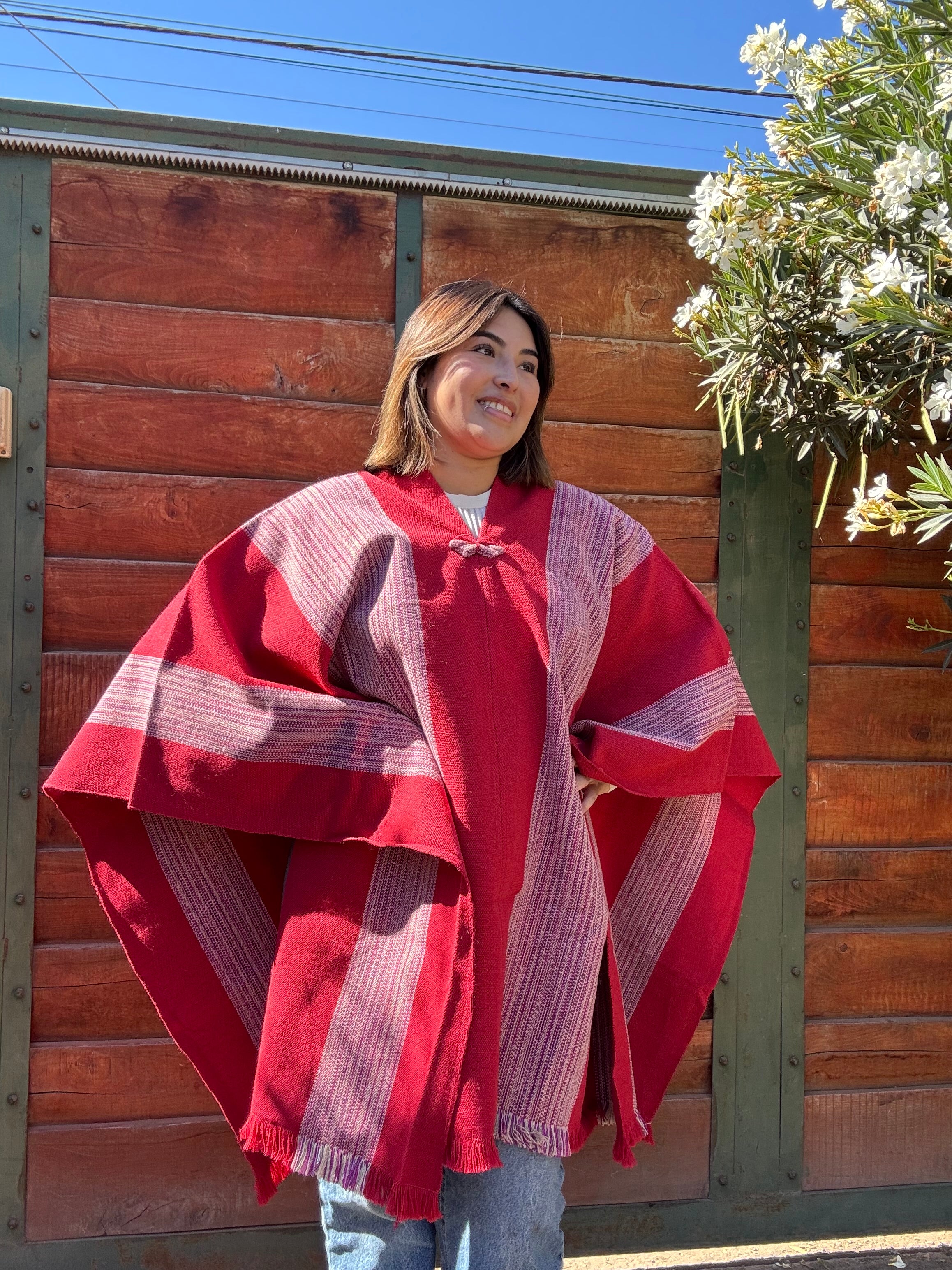 Poncho de Huaso Rojo con Detalles Rosados