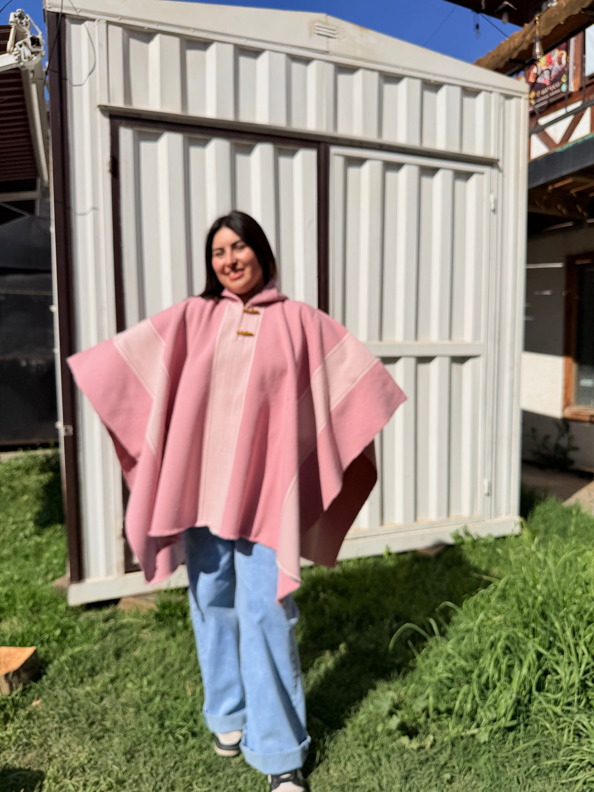Poncho Rosado 1.60mt Diseño Mapuche Crudo y Capucha