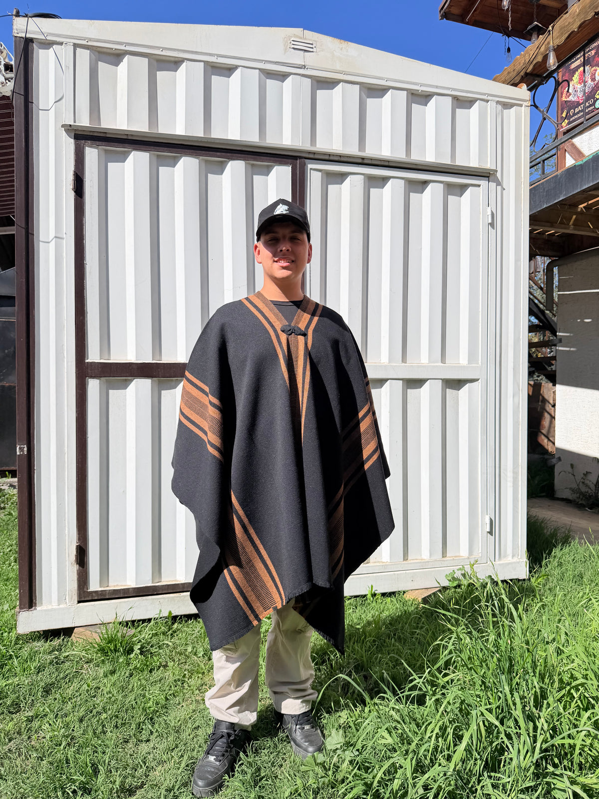 Poncho Negro con Peinecillo Vicuña