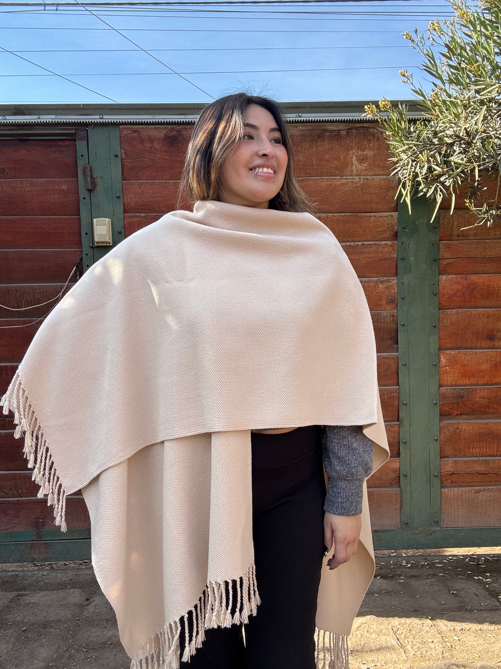 Ruana Beige Arena con Flecos Tejida a Telar