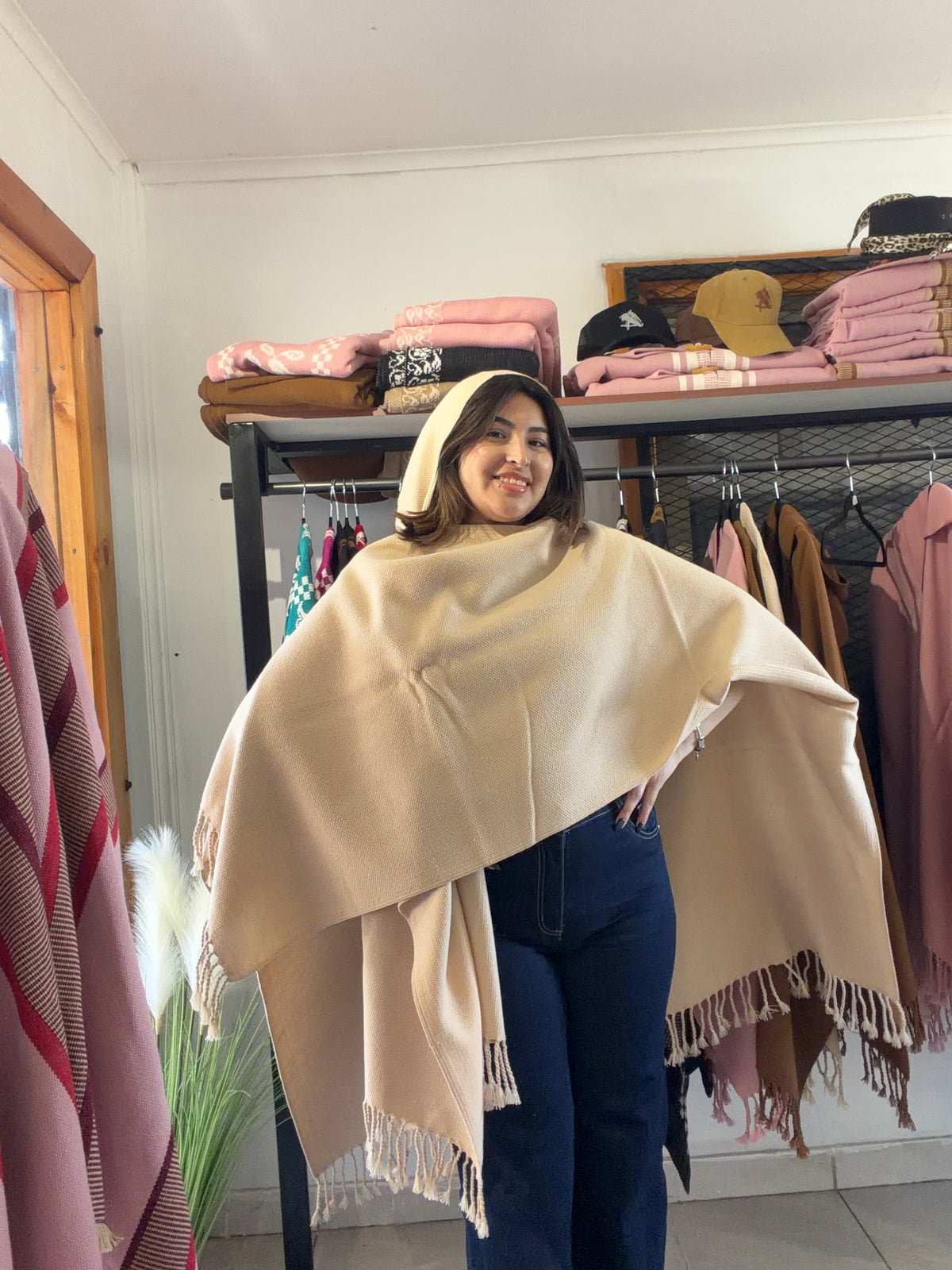 Ruana con Capucha Beige Arena con Flecos - Tejida a Telar