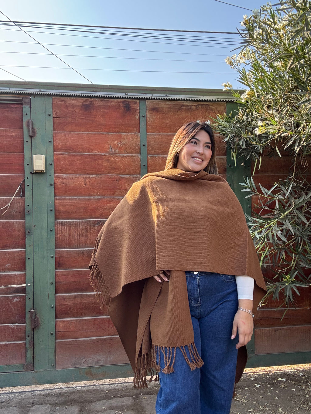 Ruana Vicuña con Flecos Tejida a Telar