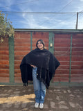 Ruana Negra con Flecos Tejida a Telar