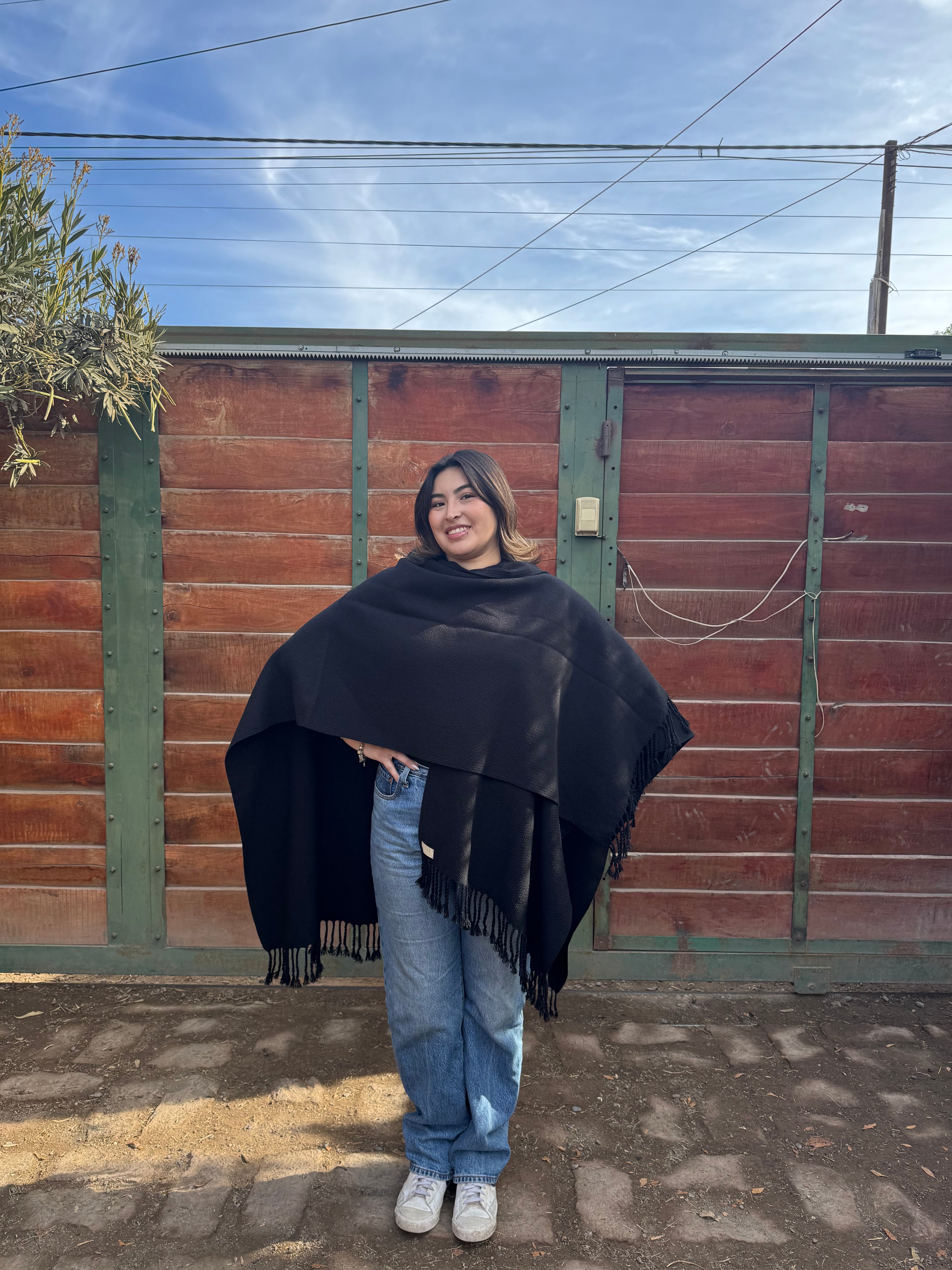Ruana Negra con Flecos Tejida a Telar