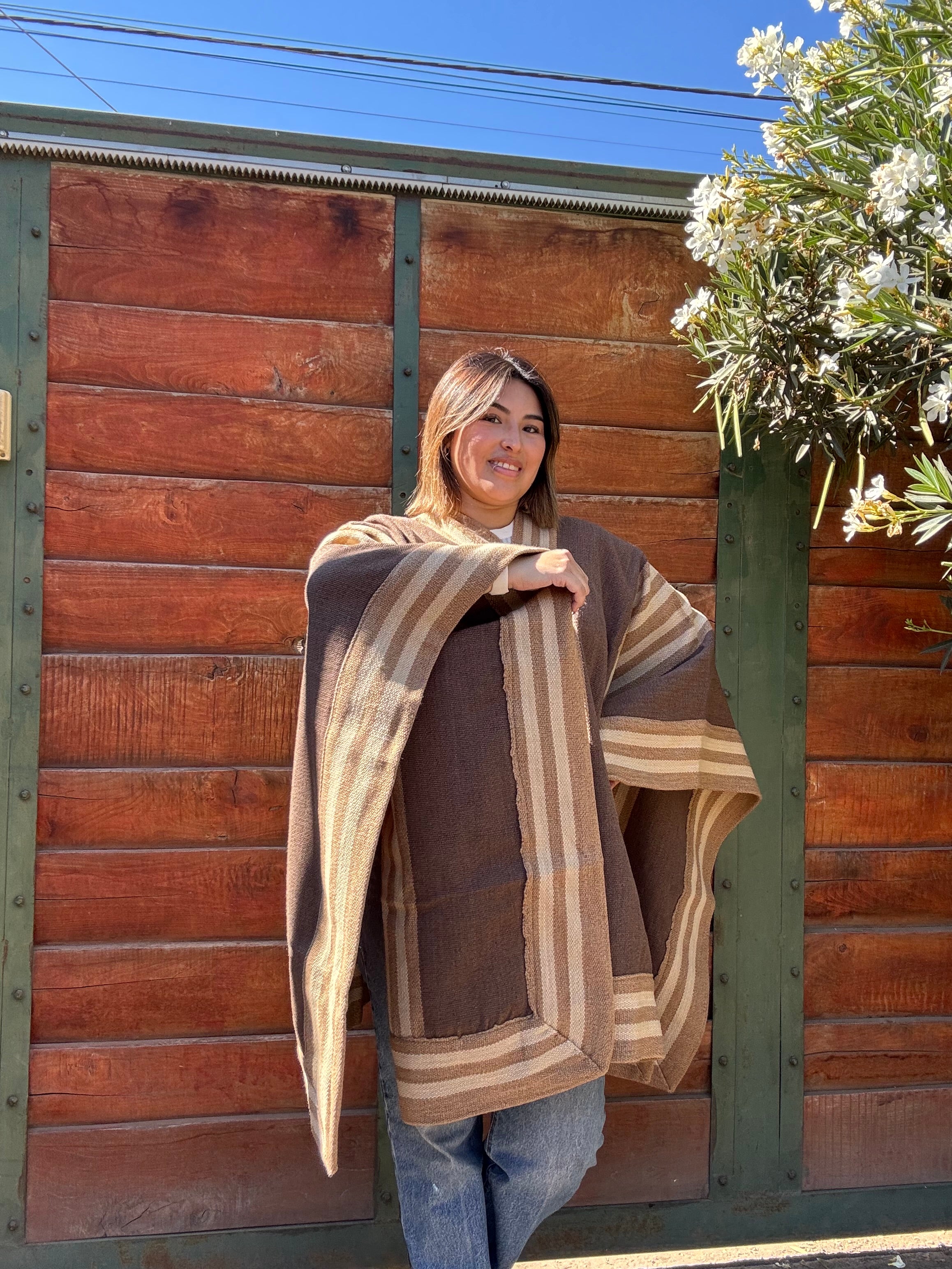 Poncho de Huaso Enguinchado Café con Franjas Beige