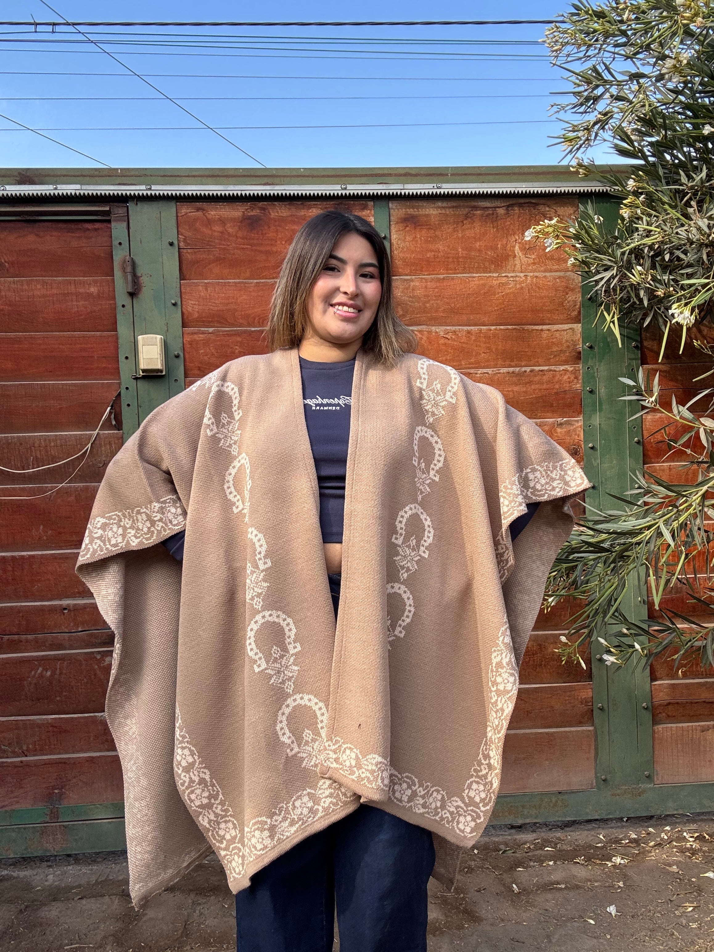 Ruana Beige Diseño Herraduras Blancas