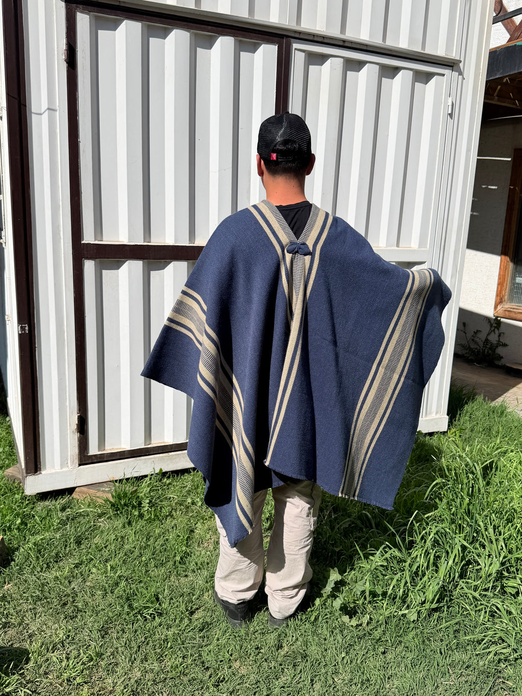 Poncho Azul con Peinecillo Crudo