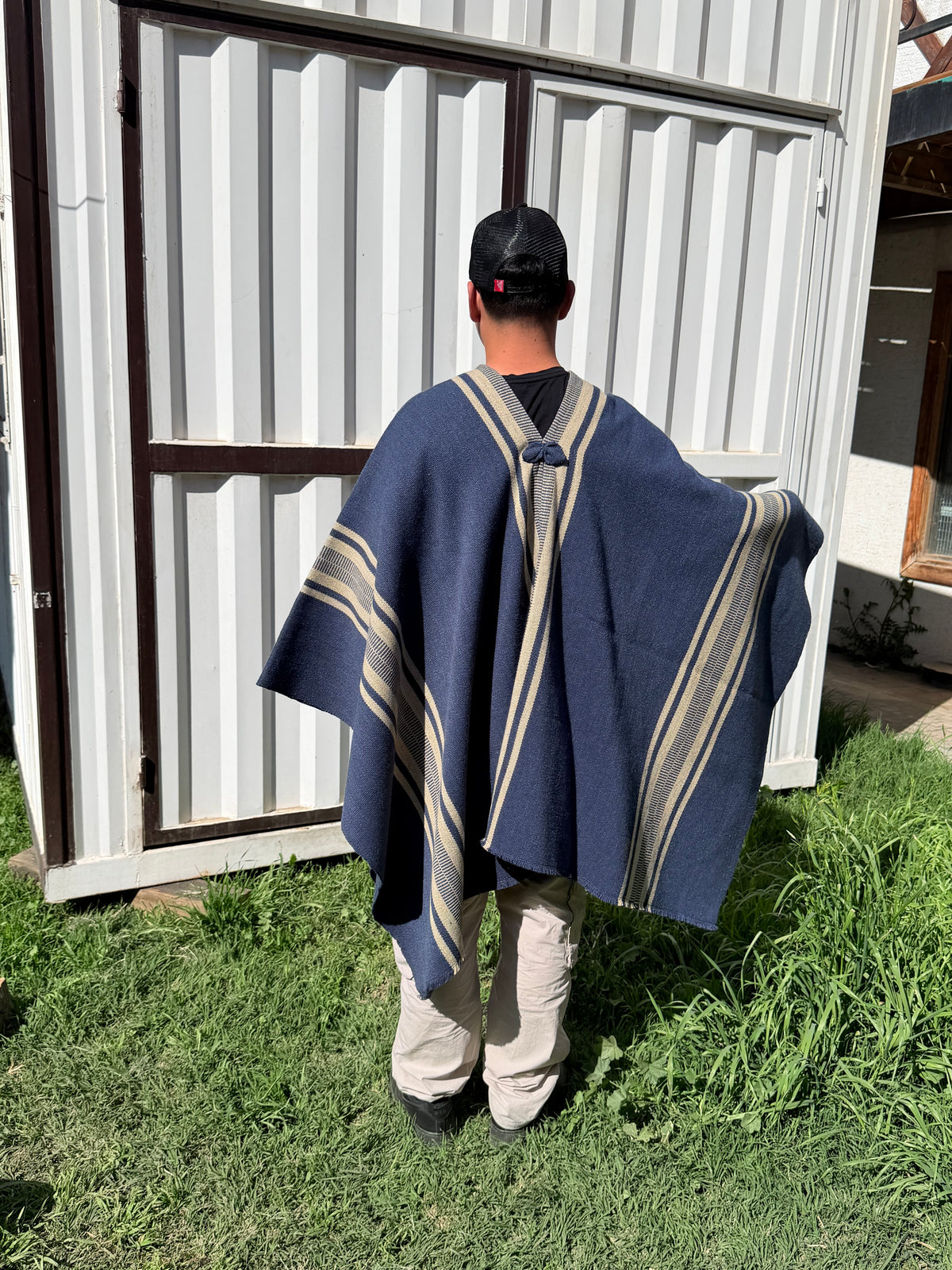 Poncho Azul con Peinecillo Crudo