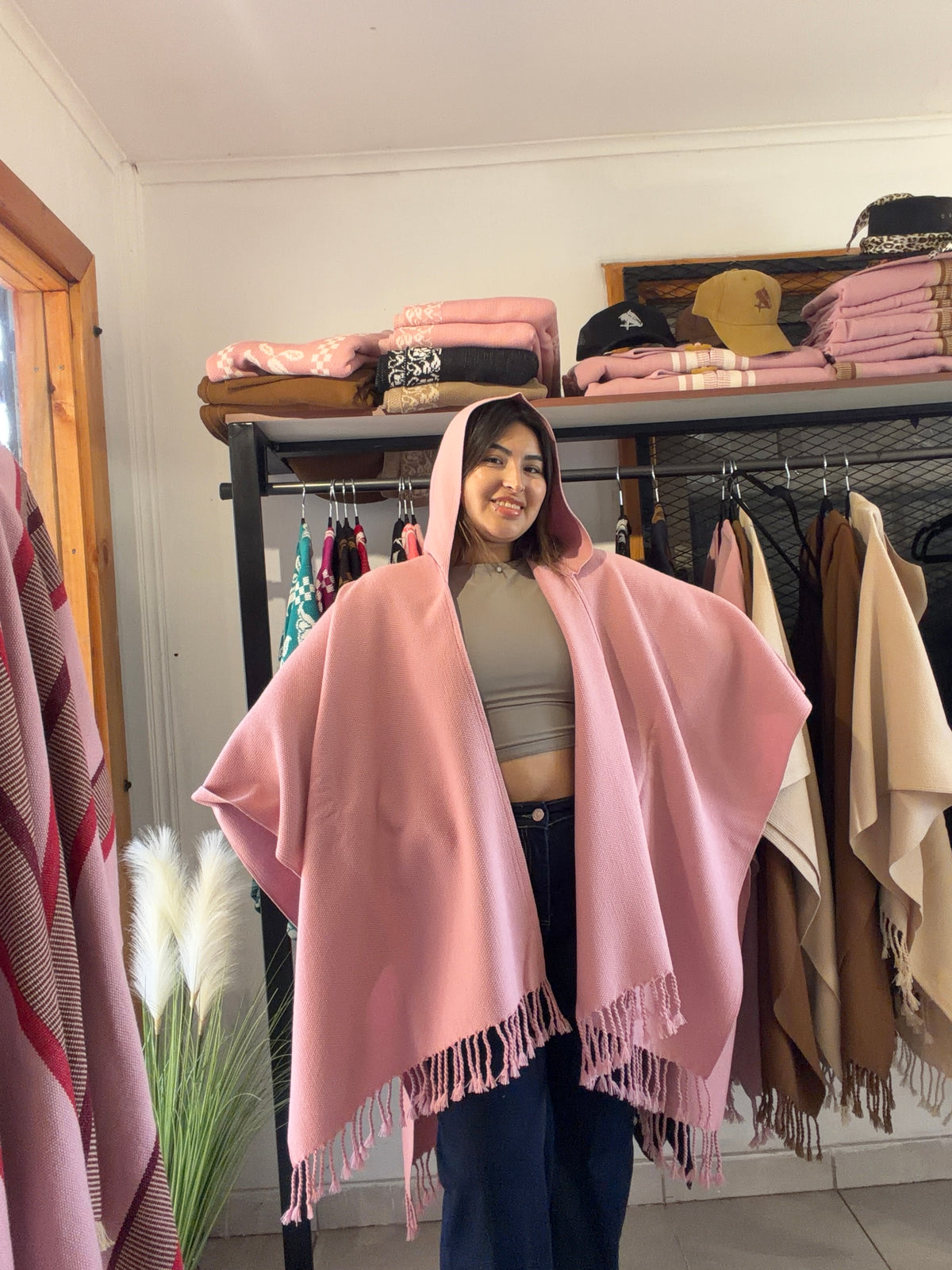 A PEDIDO | Ruana con Capucha Rosada con Flecos - Tejida a Telar