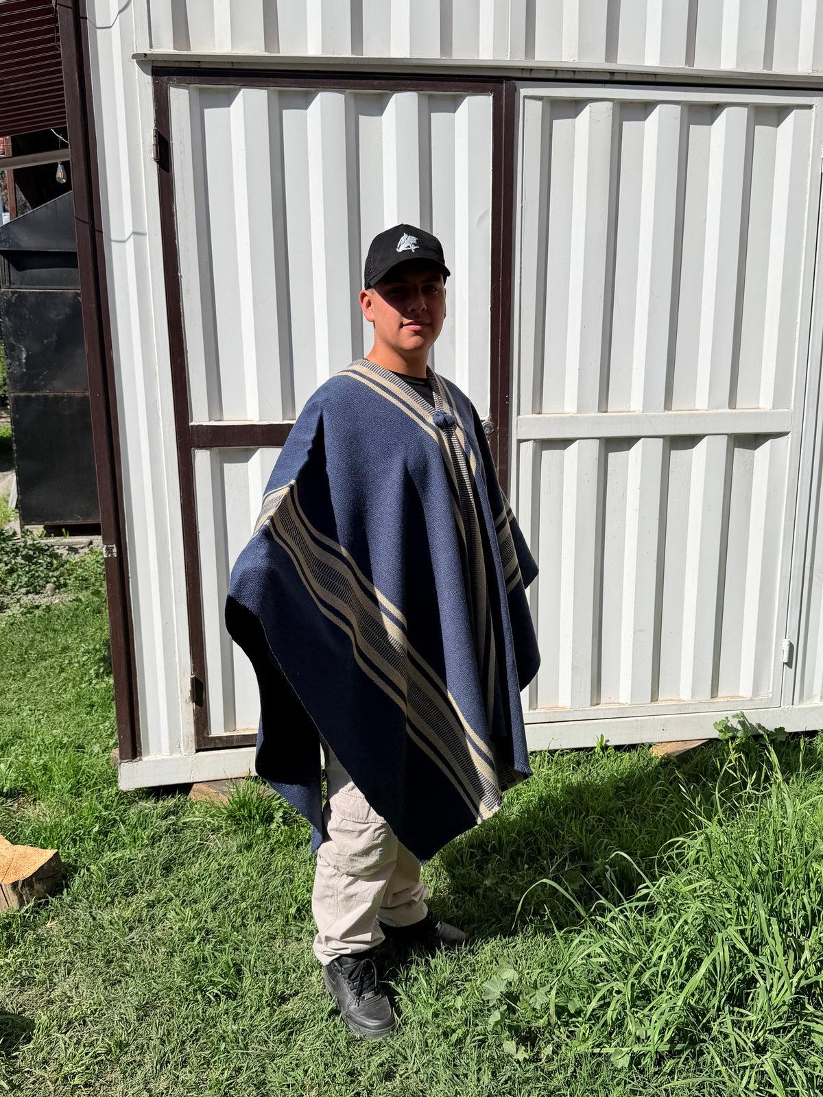 Poncho Azul con Peinecillo Crudo