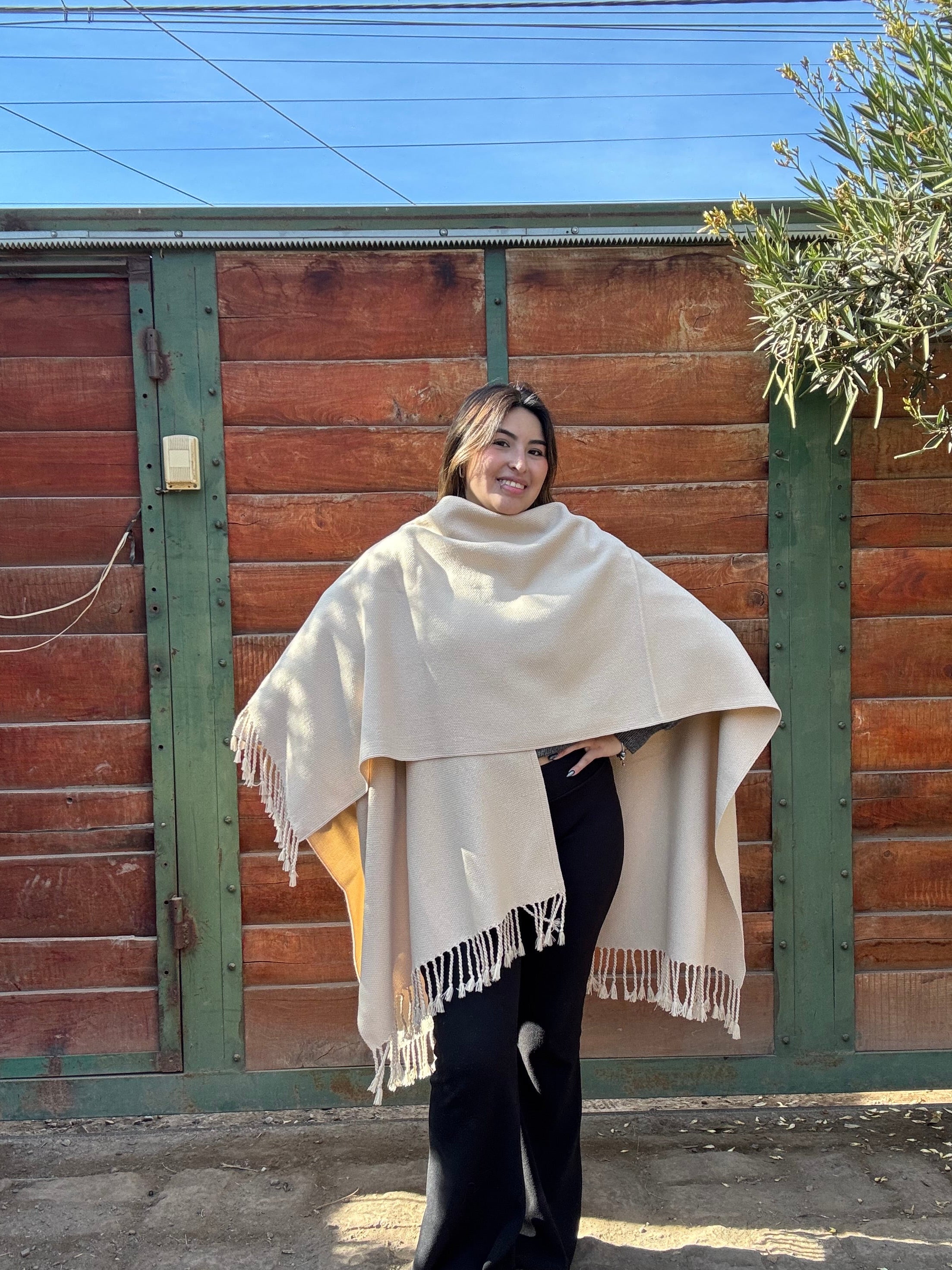 Ruana Beige Arena con Flecos Tejida a Telar