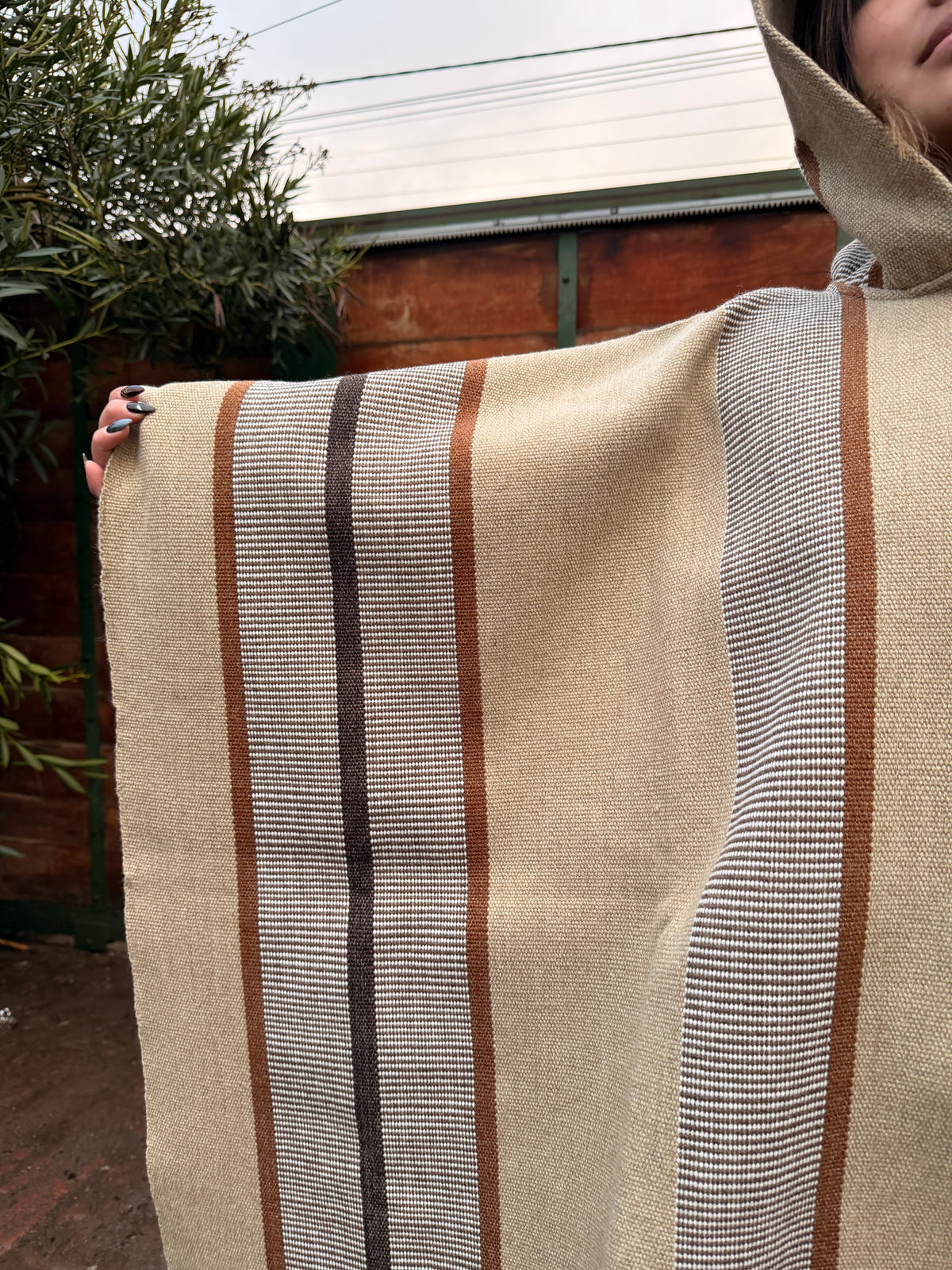 Poncho Beige Diseño Mapuche Tonos Vicuña con Capucha