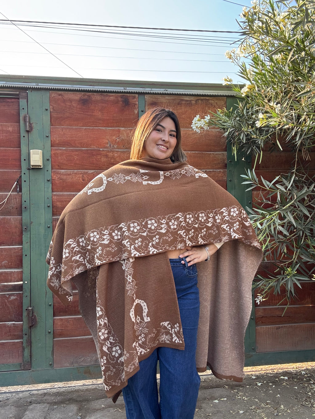 Ruana Talla 16 Café Diseño Herraduras Beige 3 Colores
