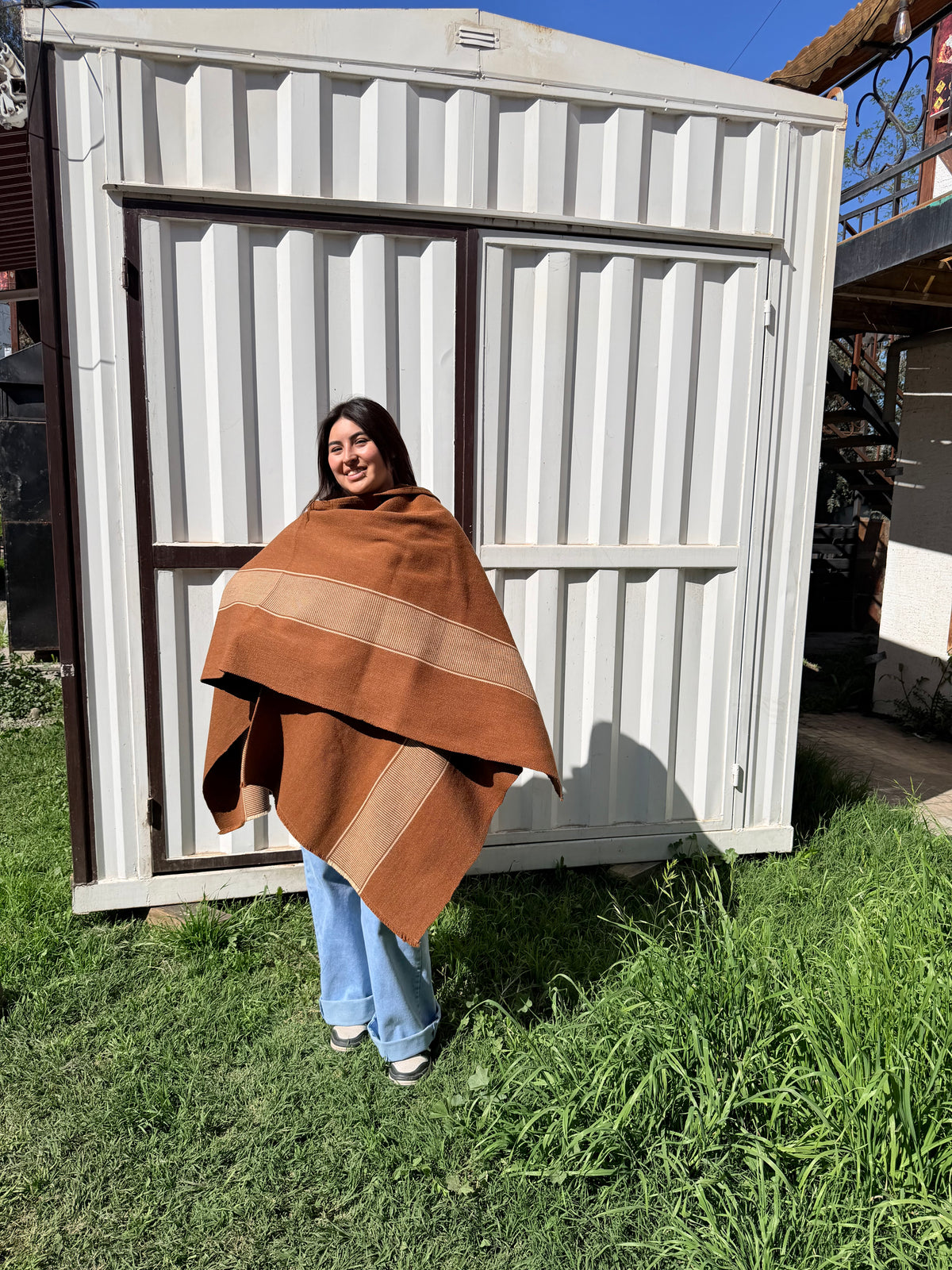 Ruana Huasa Vicuña Diseño Mapuche Beige y Capucha