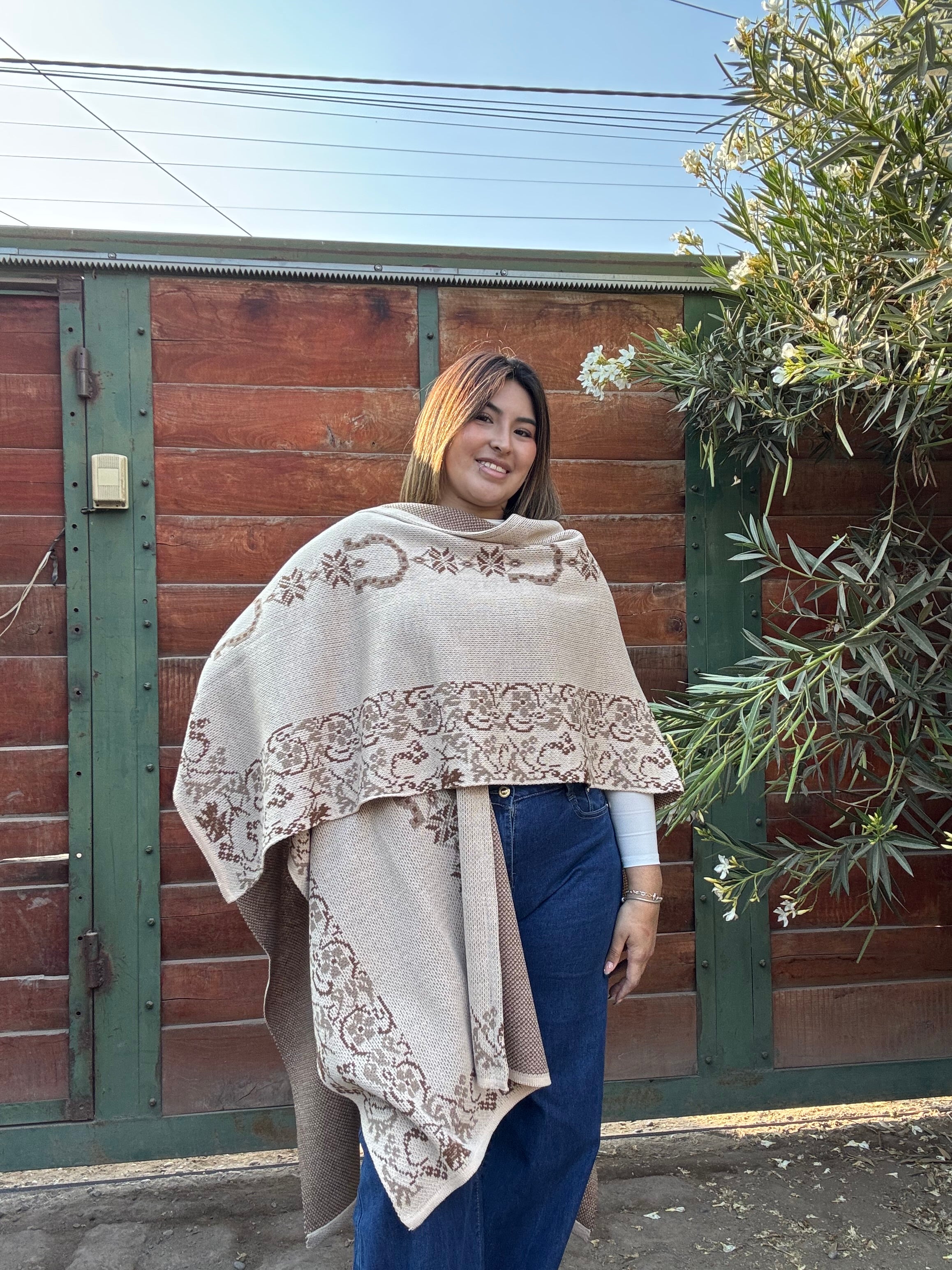 Ruana Beige Diseño Herraduras Café 3 Colores