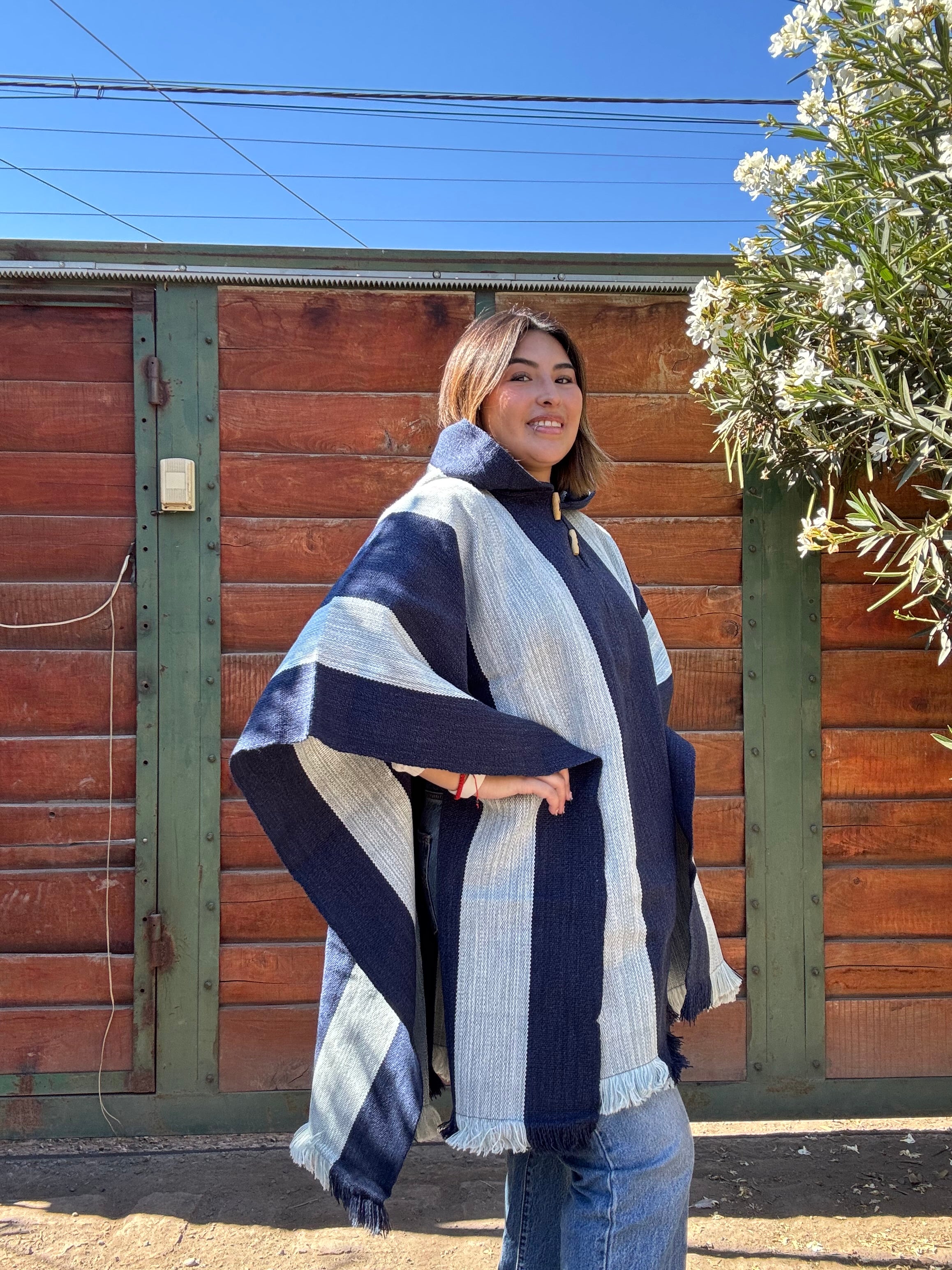 Poncho de Huaso Azul con Capucha