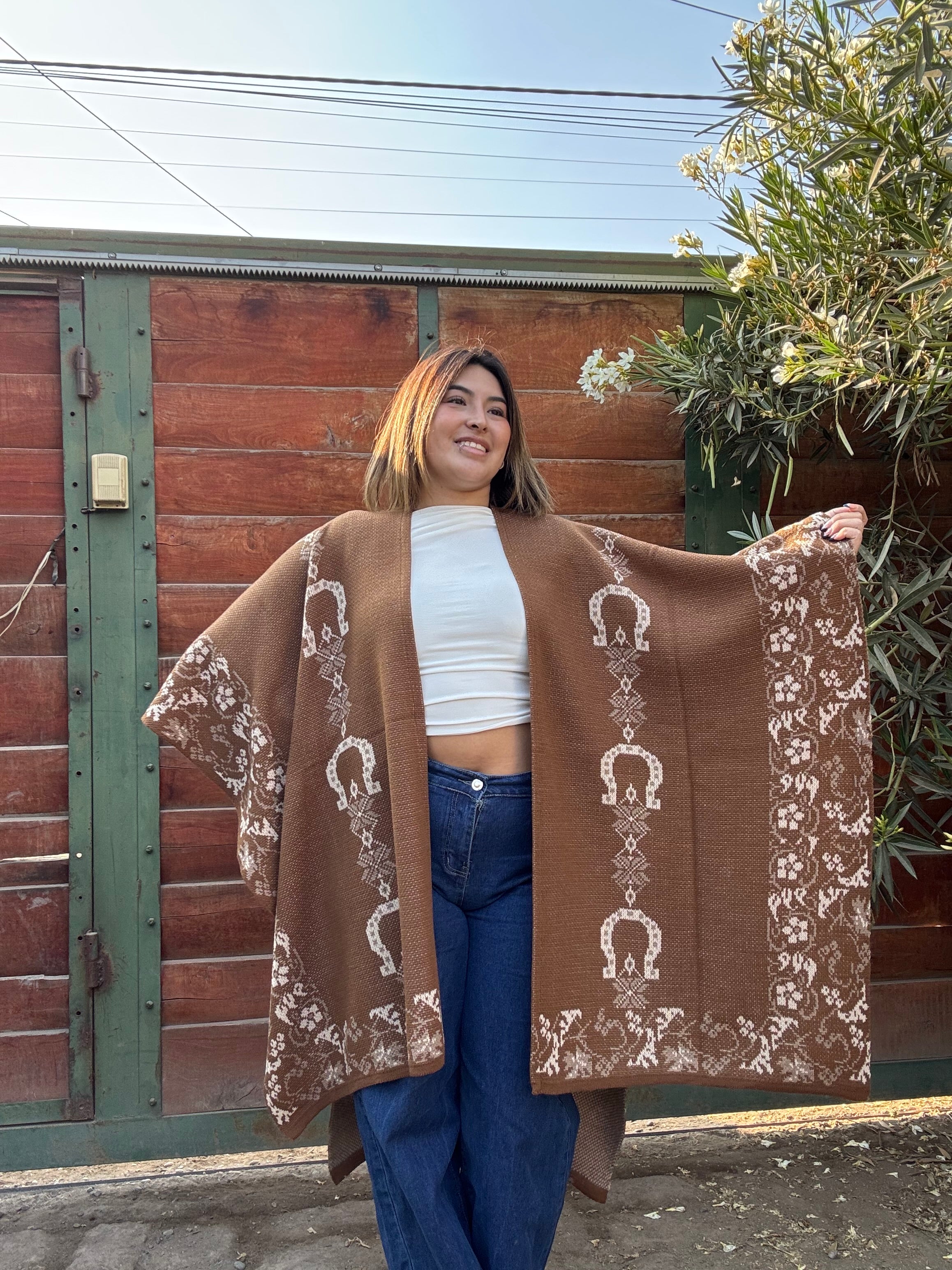 Ruana Talla 16 Café Diseño Herraduras Beige 3 Colores