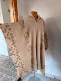 Poncho Ruanero Beige Arena Diseño Herraduras Taupe