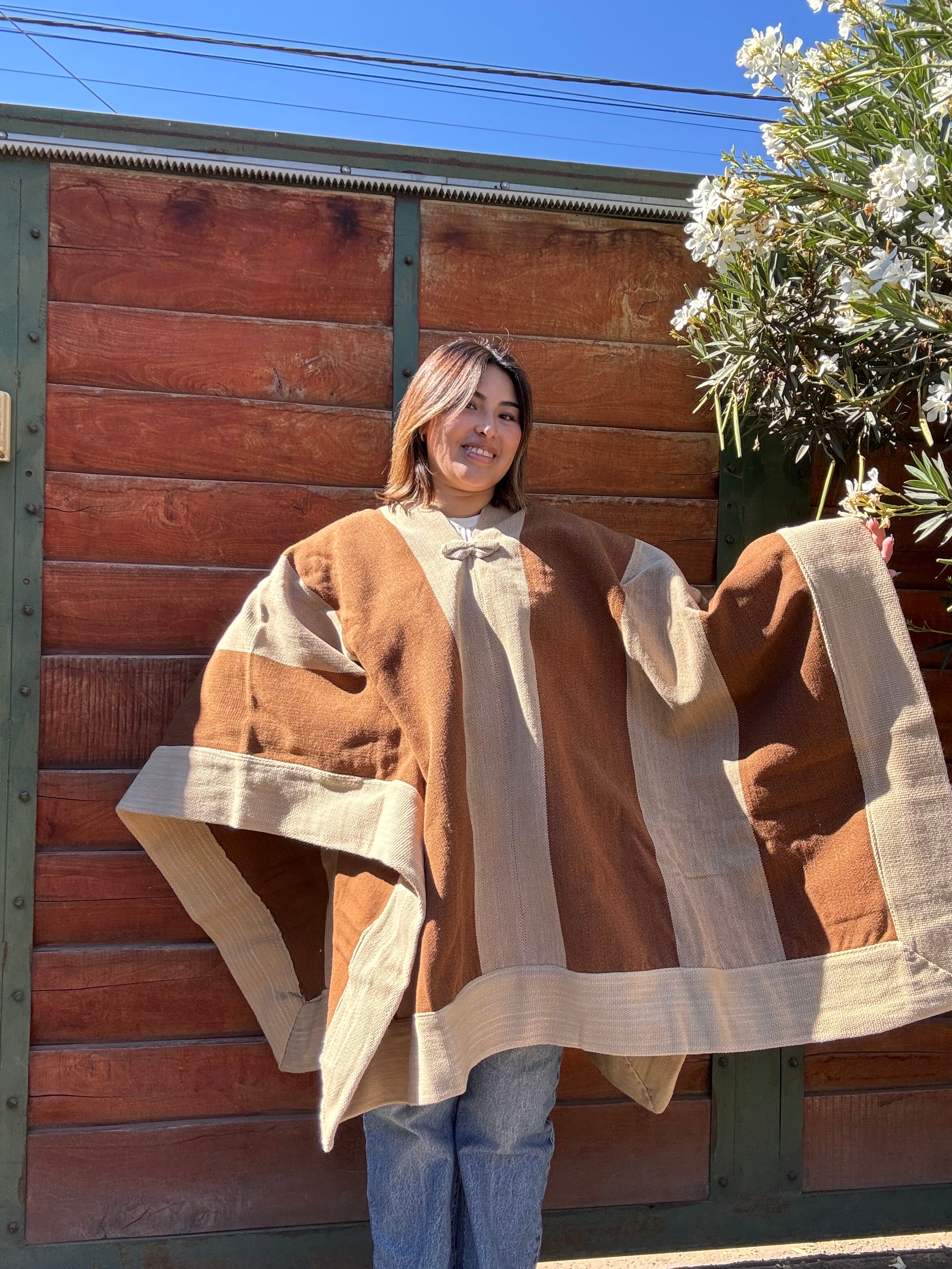 Poncho de Huaso Enguinchado Vicuña con Franjas Beige