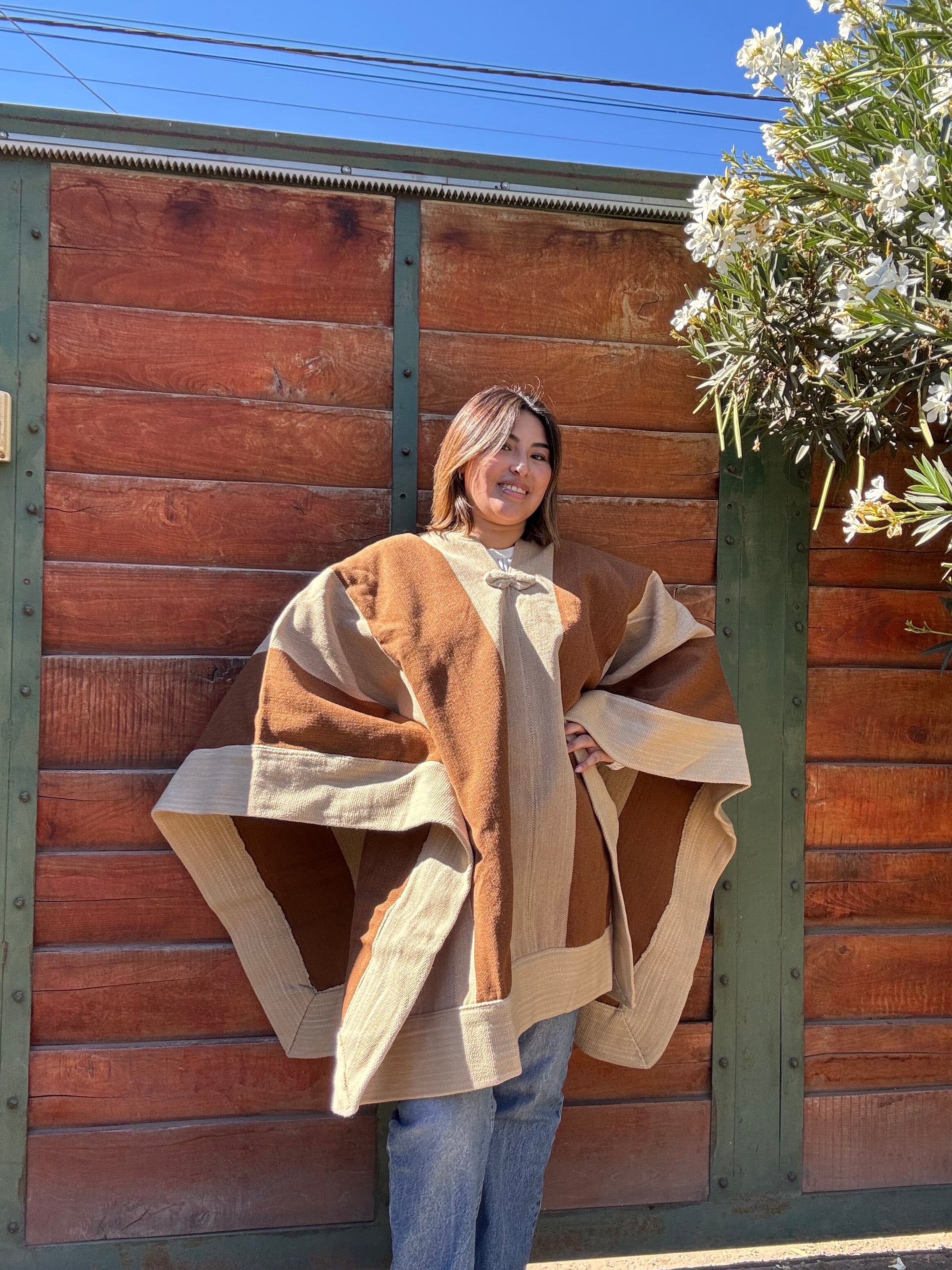 Poncho de Huaso Enguinchado Vicuña con Franjas Beige