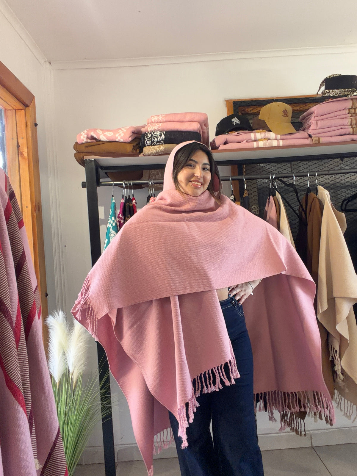 A PEDIDO | Ruana con Capucha Rosada con Flecos - Tejida a Telar