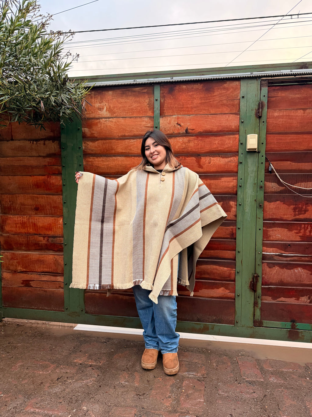 Poncho Beige Diseño Mapuche Tonos Vicuña con Capucha