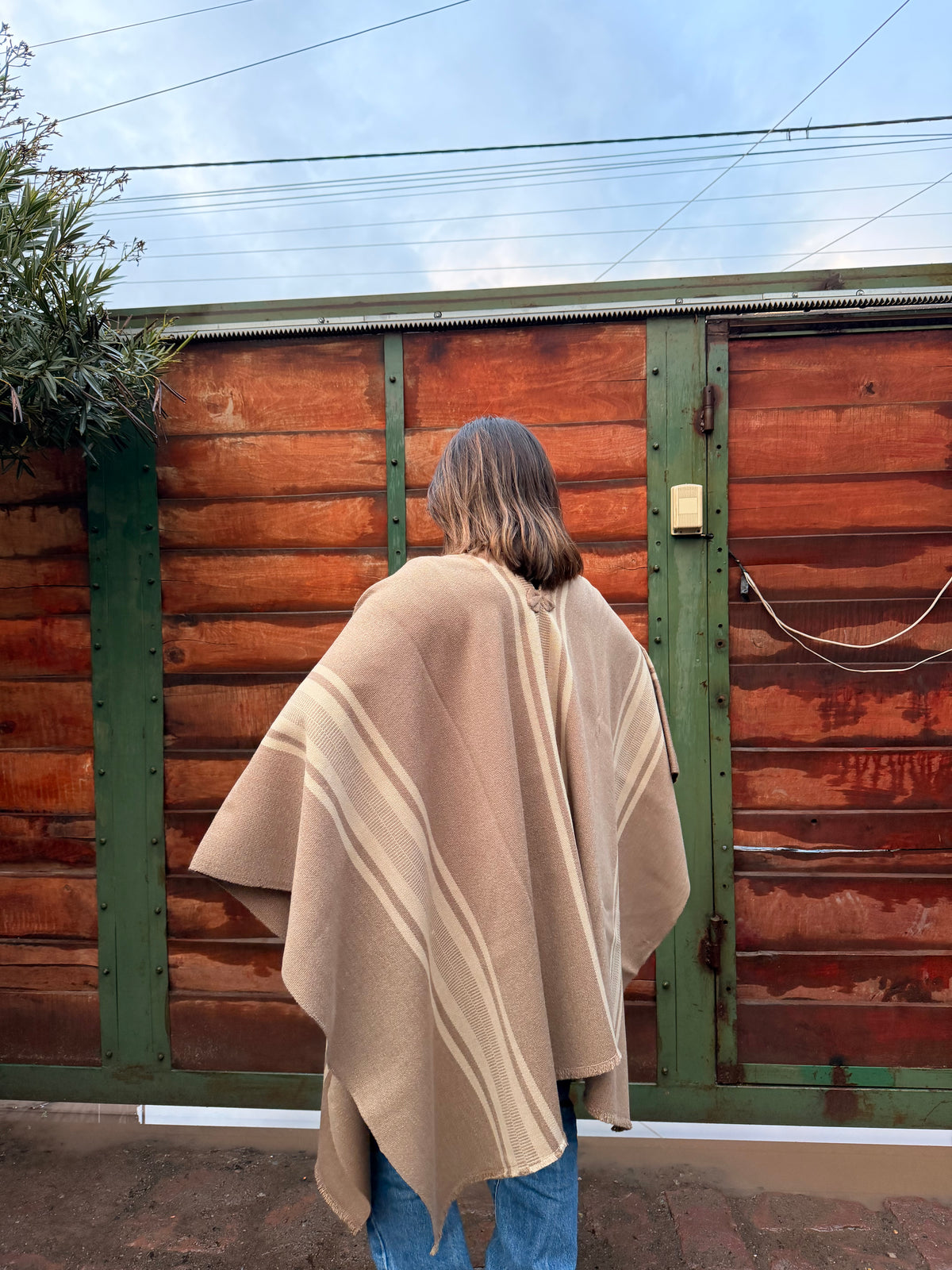 Poncho Visón con Peinecillo Beige