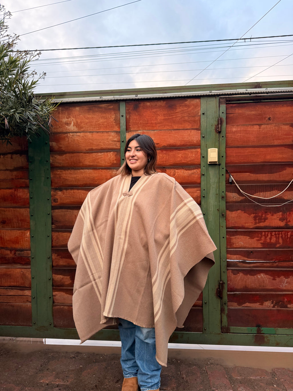Poncho Visón con Peinecillo Beige