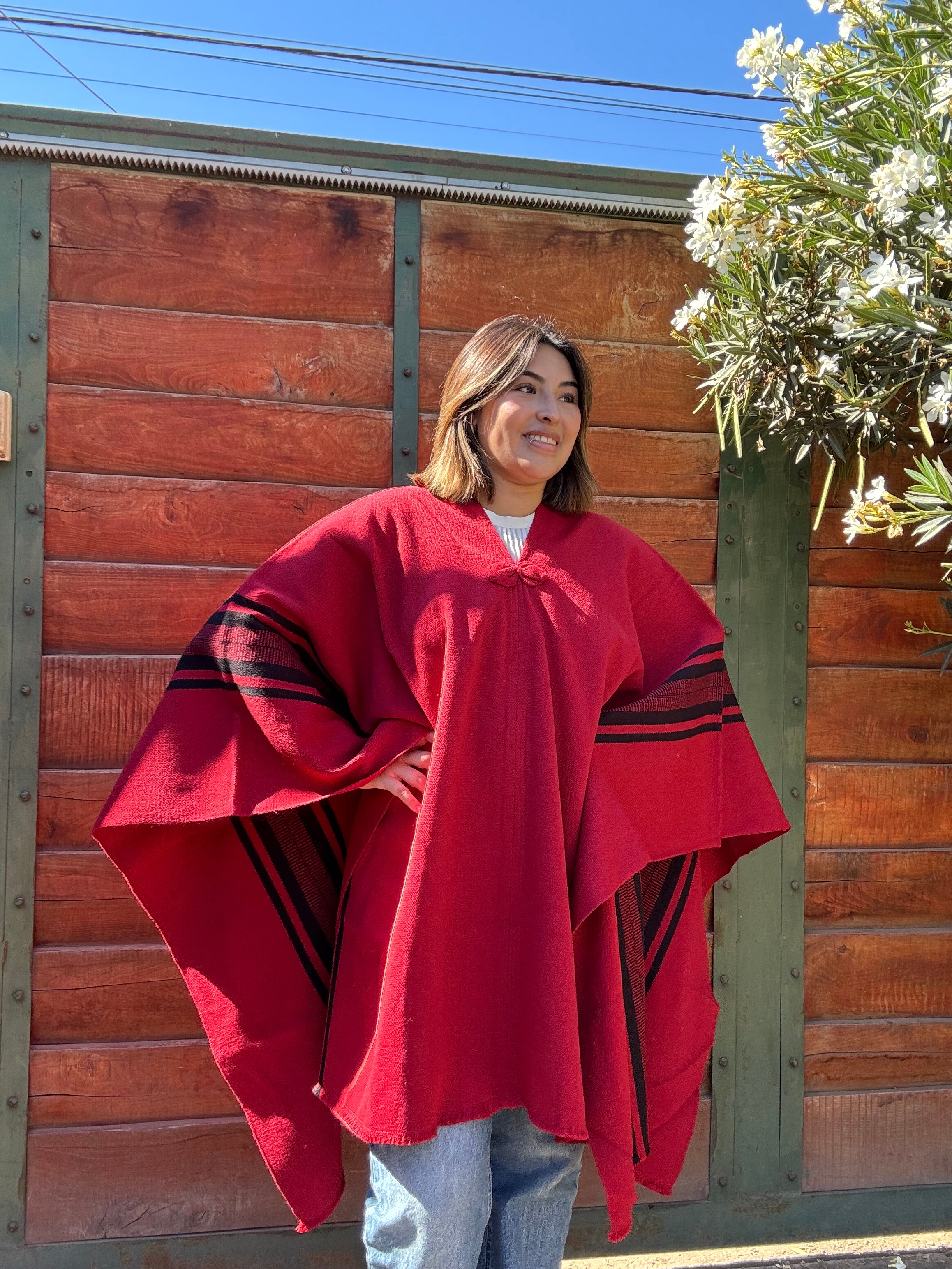 Poncho de Huaso Rojo con Franjas Negras