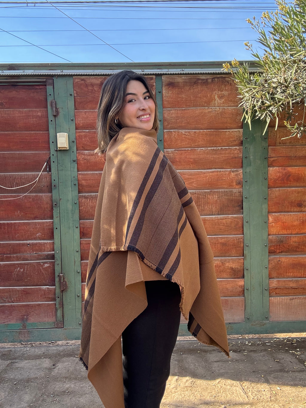 Ruana Hombre Vicuña con Franjas Tejida a Telar