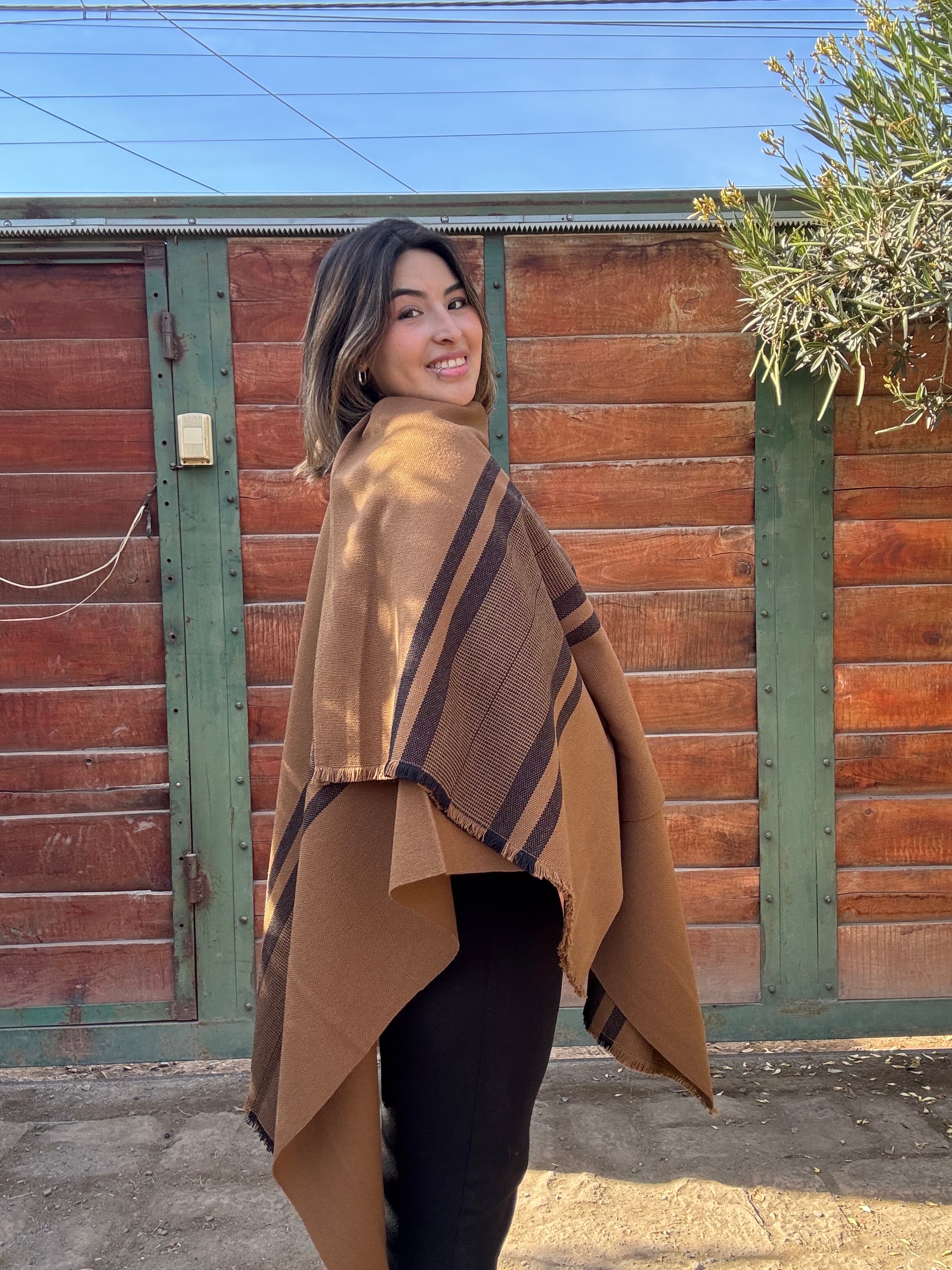 Ruana Hombre Vicuña con Franjas Tejida a Telar